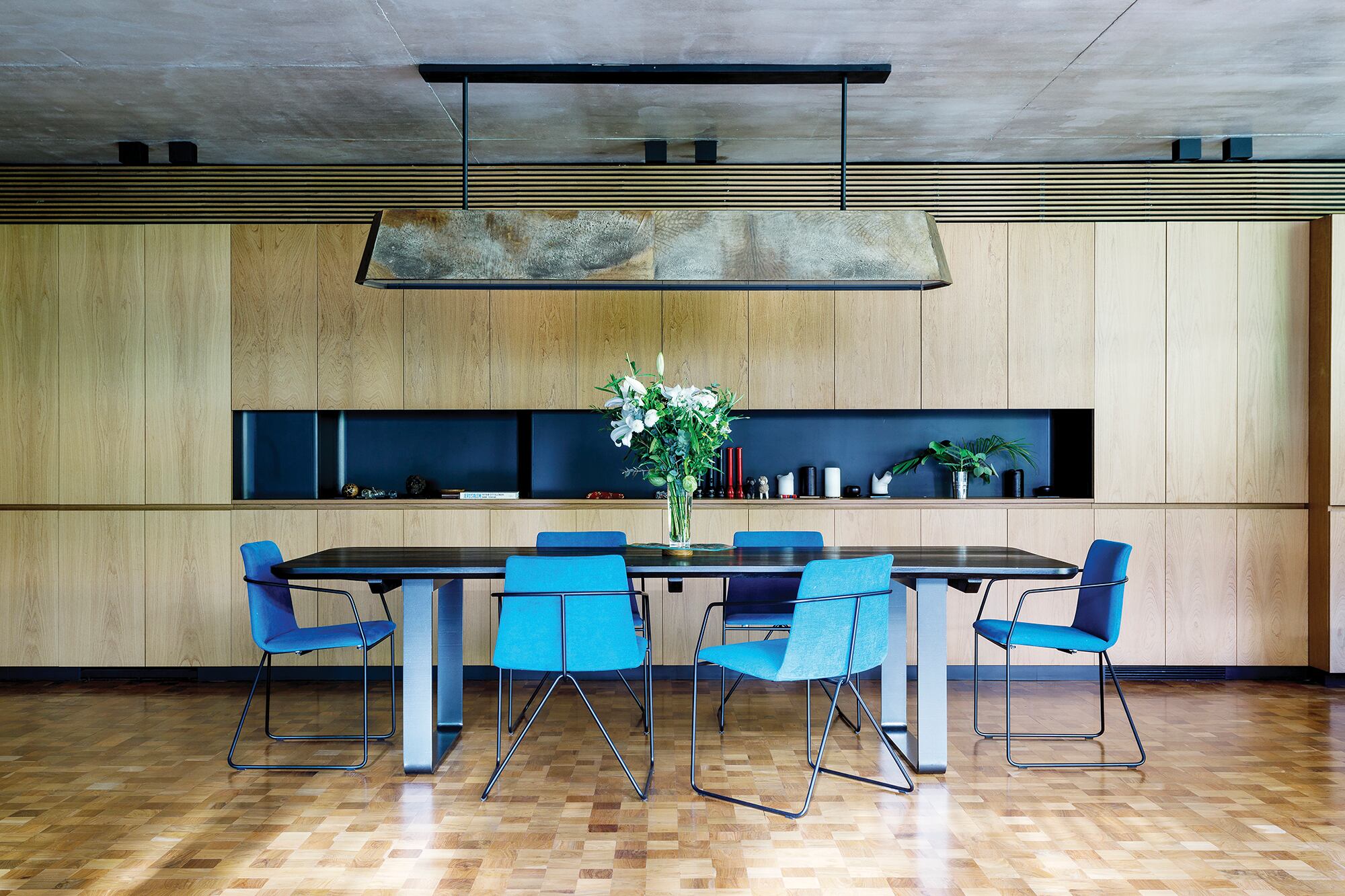 Mesa de comedor (Daf Casa). Sillas ‘Horqueta’ (Federico Churba). Lámpara revestida en cuero (Duveen-Tolz Estudio y Lerner-Raffo Arquitectos).