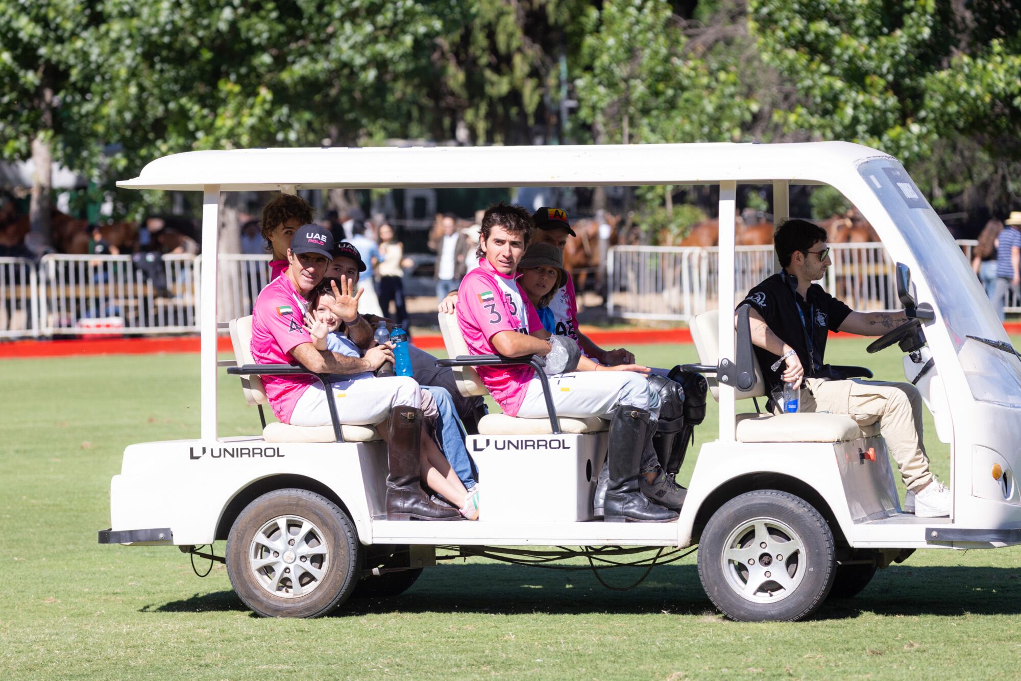 El team de UAE va al podio después de ganarle por 15-12 a Los Machitos El Refugio. En primer plano se lo ve a Juama Nero con su hija, Victoria, y a Tomás Panelo
