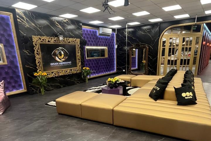 El espacio del living en el que todos los participantes se comunican con el conductor, Santiago del Moro