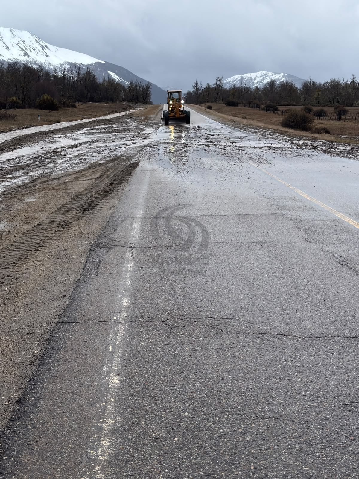 Vialidad Nacional advirtió sobre calzada con sedimentos y escurrimiento de agua en el tramo Siete Lagos de la Ruta 40.