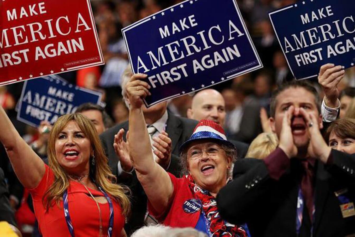 Simpatizantes de Trump con carteles de