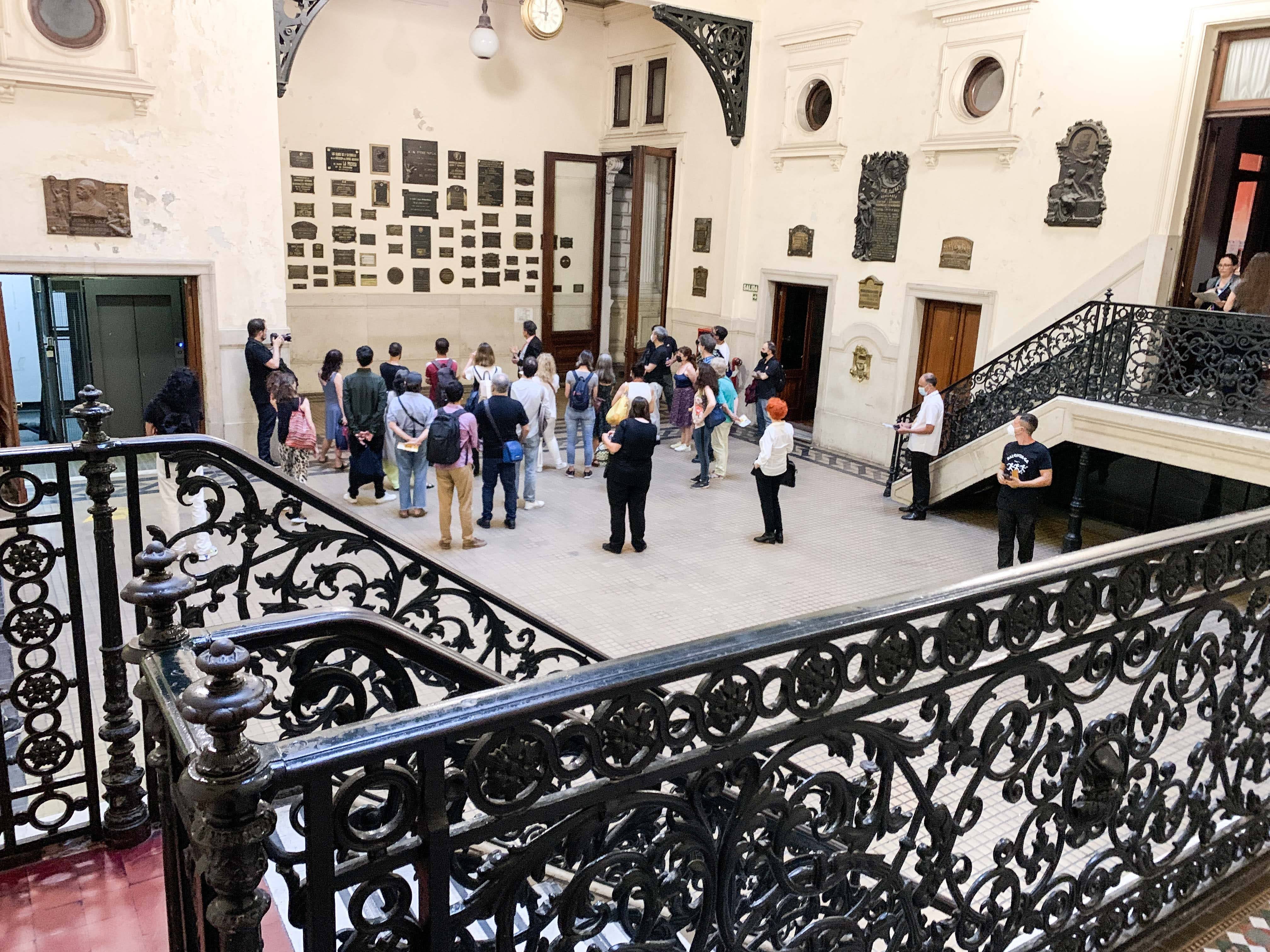 El edificio por dentro con sus ornamentadas escaleras