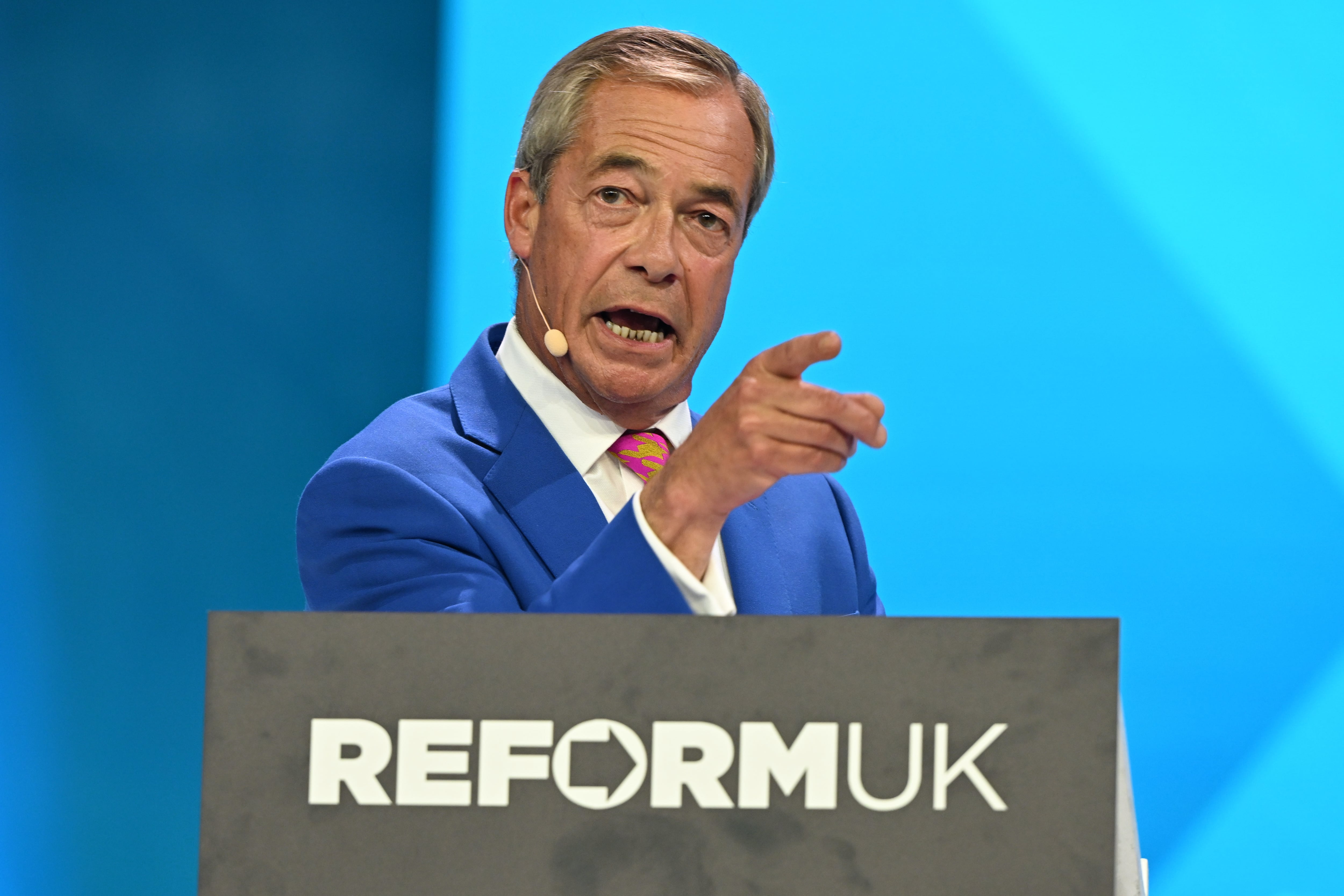 El líder de Reform UK, Nigel Farage, habla durante la conferencia anual del partido en el National Exhibition Centre en Birmingham
