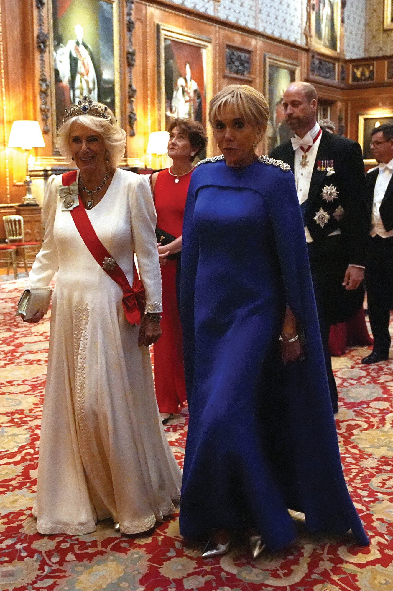 Madame Macron y la reina Camilla se dirigen al Saint George’s Hall, el salón más grande del castillo de Windsor, donde se llevó a cabo el banquete.