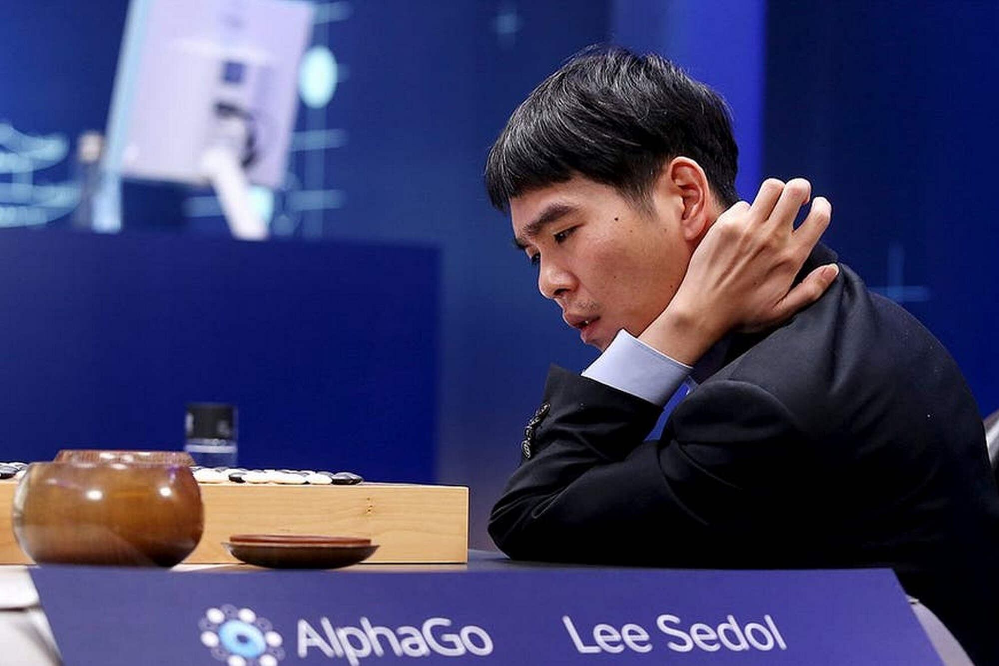 Lee Sedol, campeón mundial de Go, disputa una partida contra el programa de IA Alpha Go, en 2016
