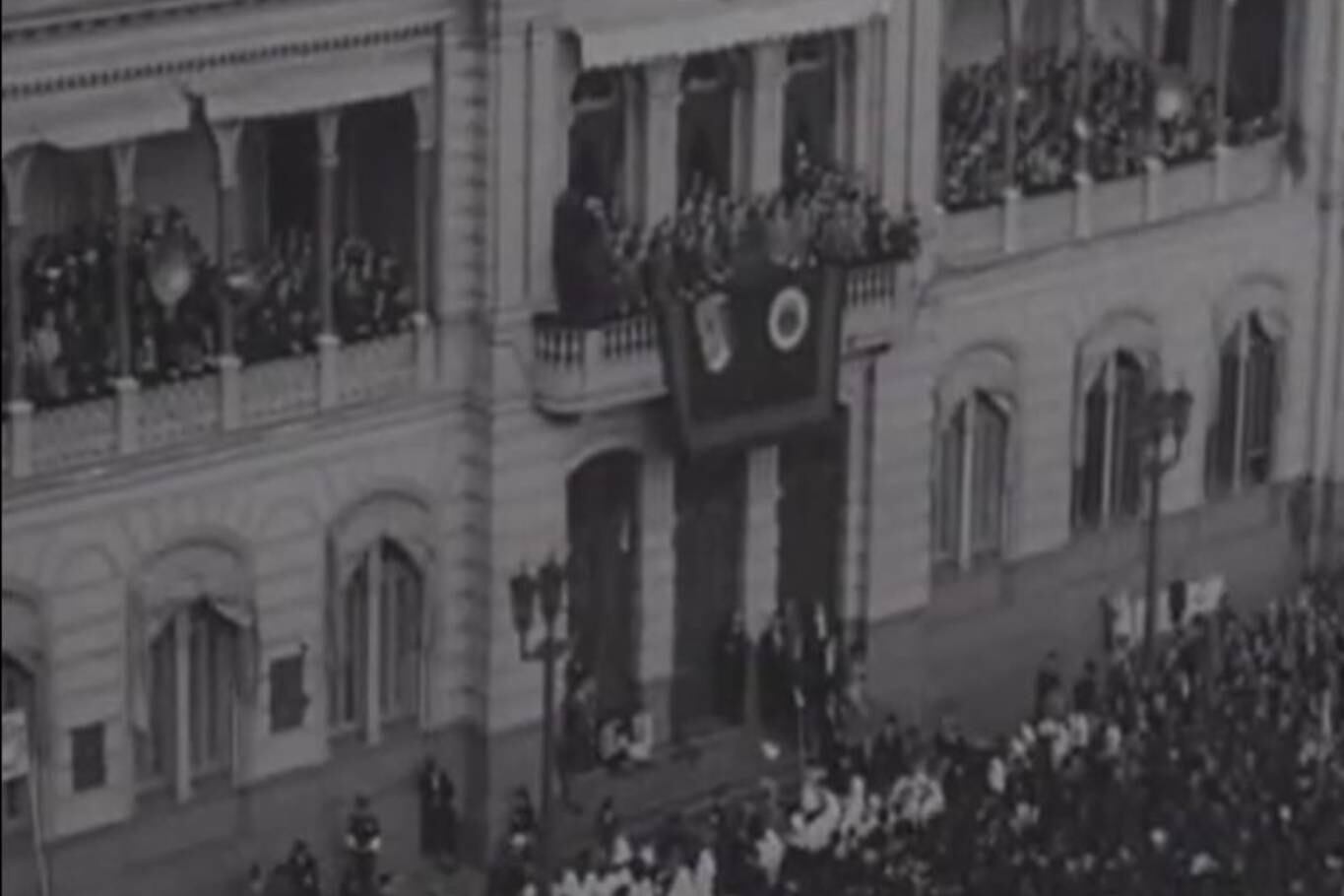 El general Perón habló desde el balcón de la Casa Rosada a los trabajadores convocados por la CGT el 15 de abril de 1953, un día signad por la violencia política