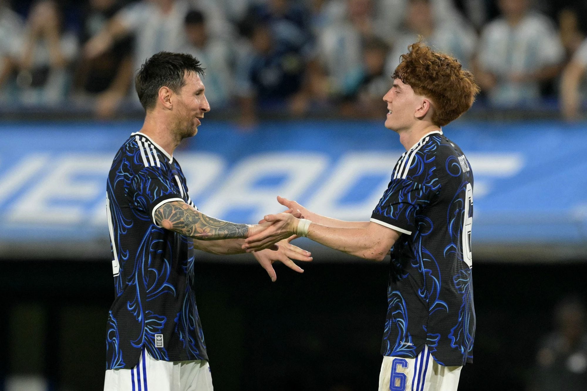 Barco recibe la felicitación de Messi, tras anotar su primer gol en la selección: fue ante Zambia