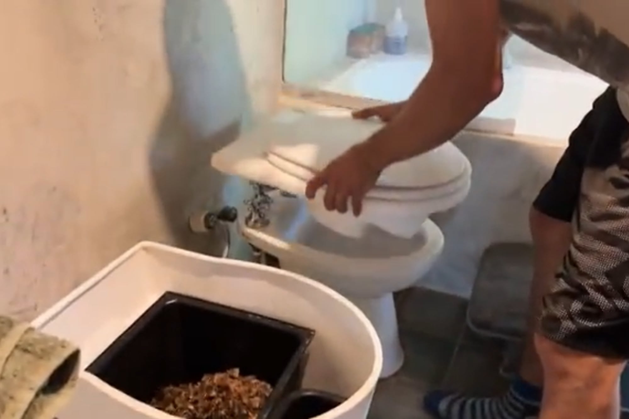 La pareja construyó un baño seco, pero incluyó un bidé (Foto: Captura de video)