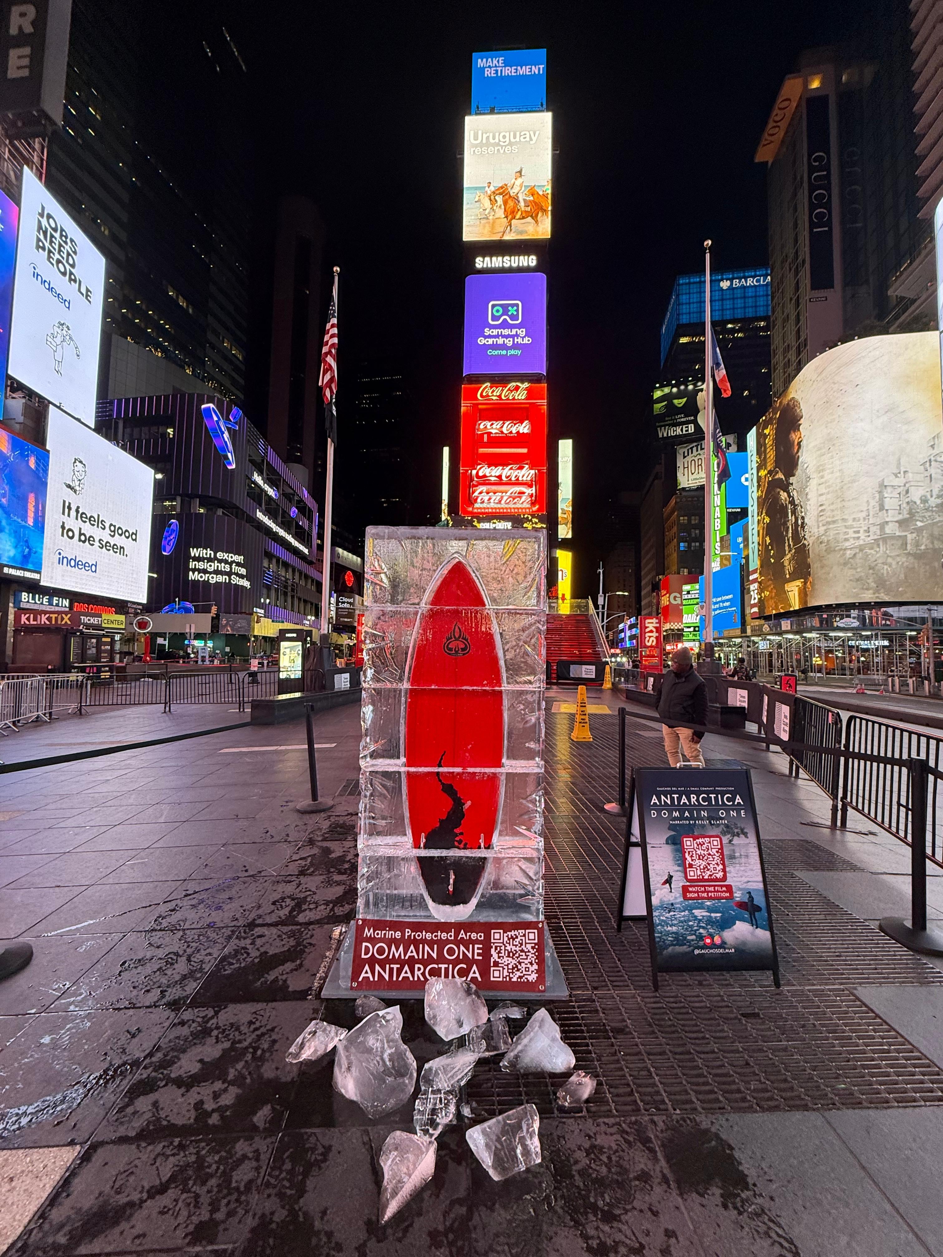 La tabla utilizada por los Gauchos del Mar durante su expedición antártica se derrite lentamente en el centro de Nueva York