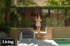 Cambiaron de vida transformando el patio de su planta baja de Recoleta en un jardín con pileta y quincho