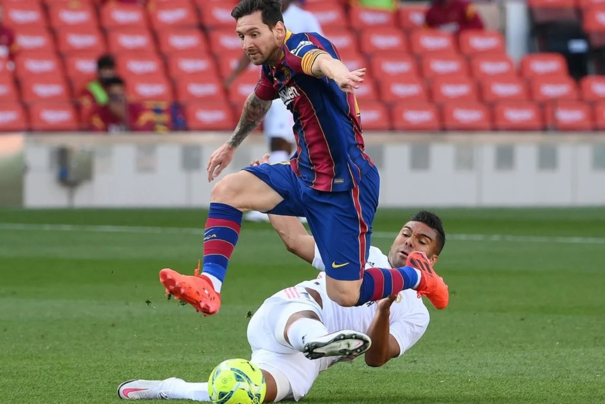 Casemiro va al piso para intentar detener a Lionel Messi en un Barcelona - Real Madrid, pero no puede; ahora son compañeros en Inter Miami