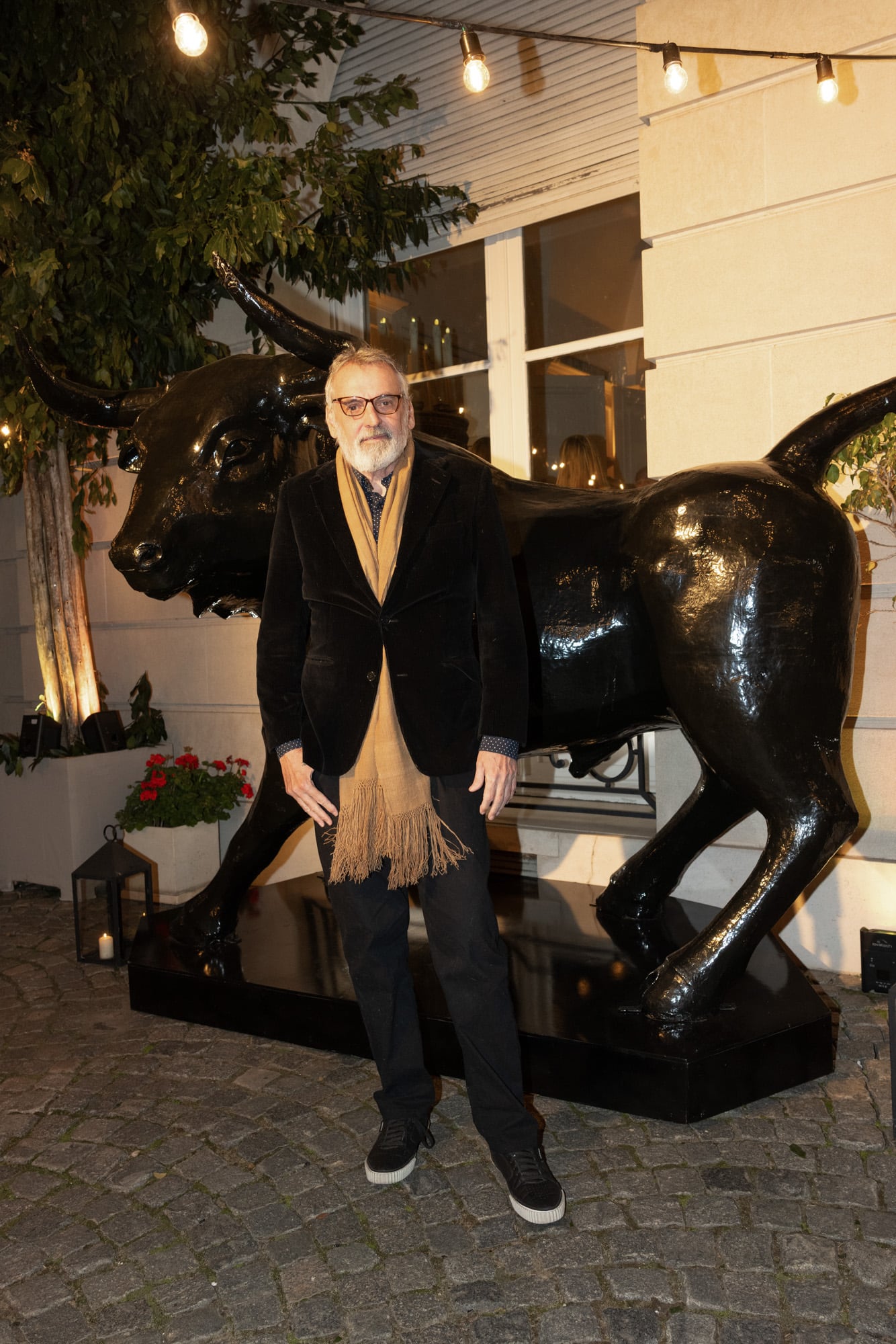 Benito Fernández llegó con amigos. El diseñador está a full con los preparativos del desfile por sus 40 años con la moda