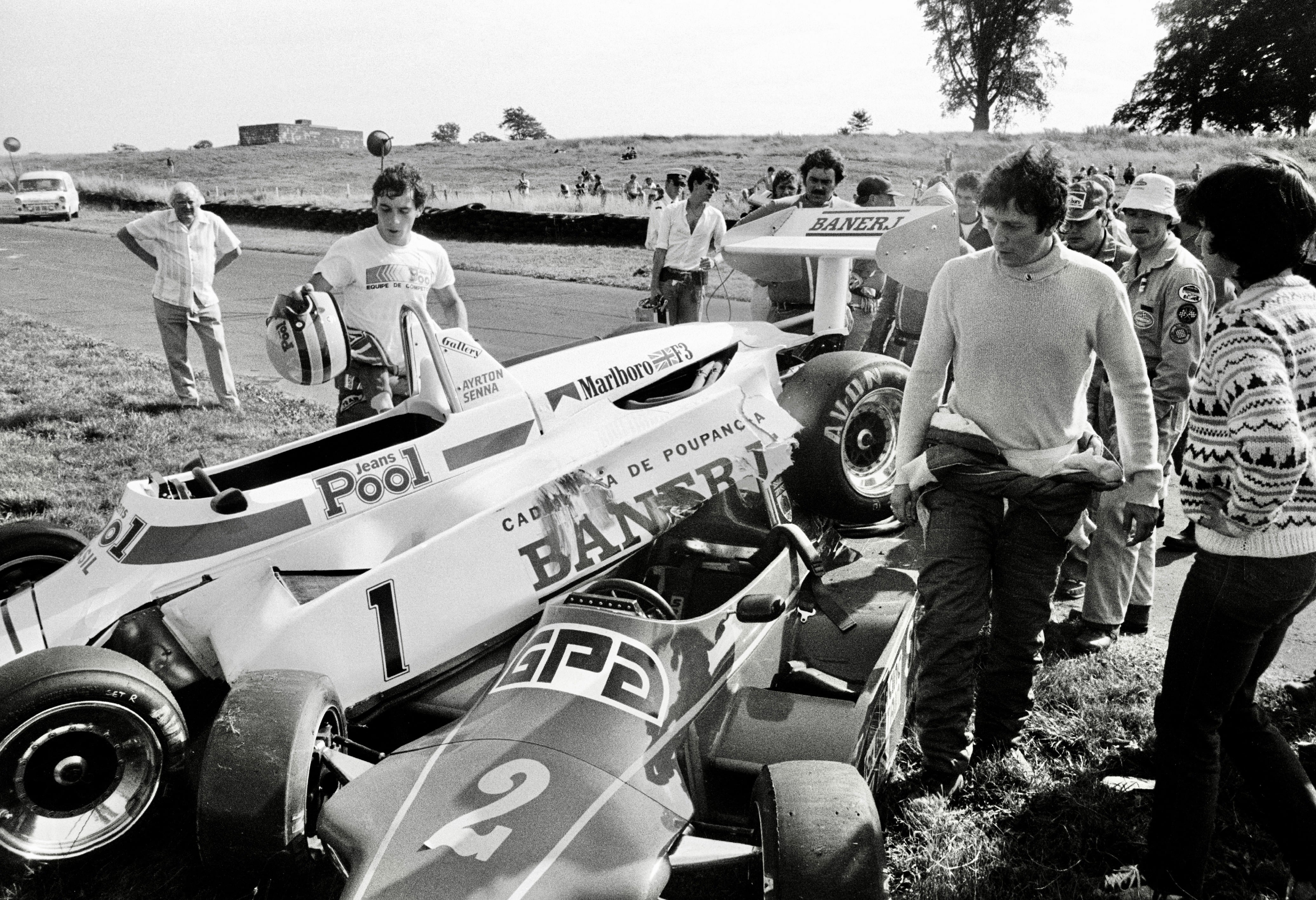 ... así concluyeron: el auto del brasileño quedó por encima del coche del inglés, de cuyo caso pasó muy cerca; es Fórmula Ford británica en Oulton Park, en 1983.