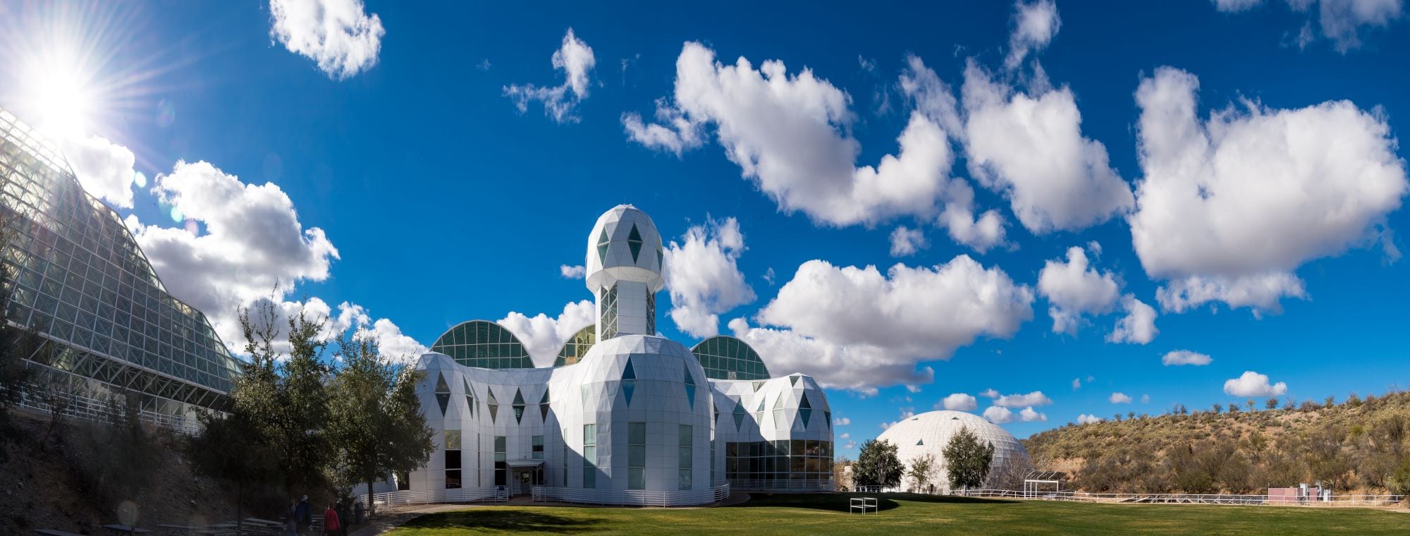 El complejo de Biósfera 2, ubicado en el desierto de Arizona, Estados Unidos. La estructura —con sus cúpulas geodésicas y techos de vidrio— fue construida a fines de los años 80 como un ecosistema cerrado experimental. Allí, entre 1991 y 1993, ocho personas vivieron aisladas durante dos años para estudiar si era posible sostener vida humana en un sistema autosuficiente, algo pensado como antecedente para futuras colonias espaciales