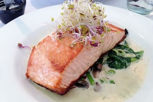 Salmón con crema de ciboulette, champignones y espinaca