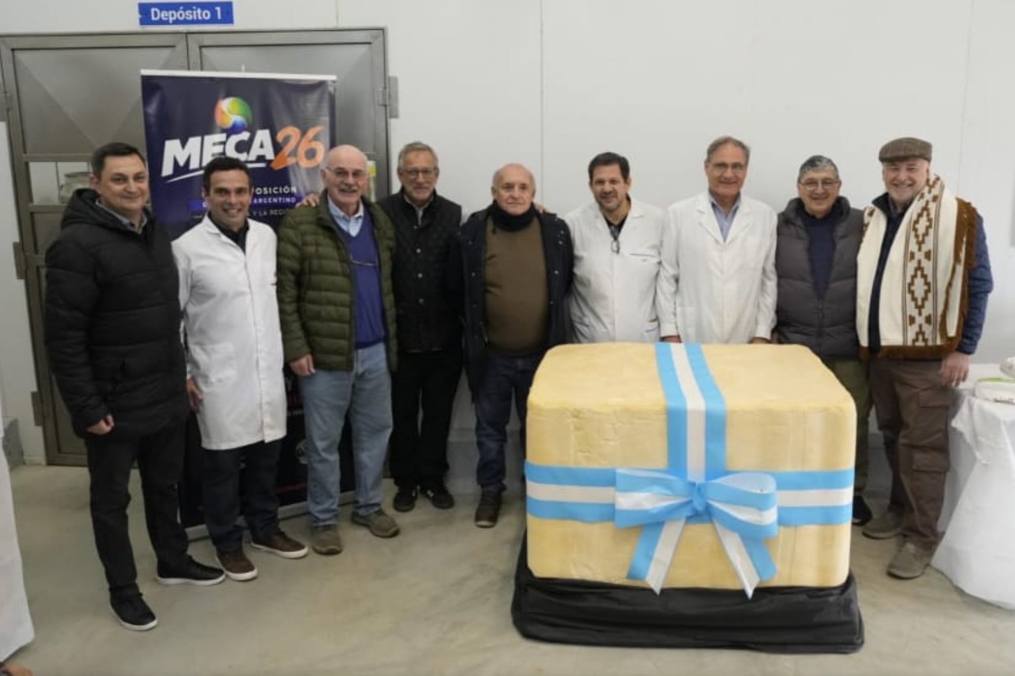 Elaboraron un queso de 1000 kilos, el más grande de la Argentina, y tendrá un destino solidario 5 En la iniciativa participaron productores lecheros que aportaron la materia prima, la Escuela Superior Integral de Lechería, que diseñó y dirigió el proceso técnico, empresas proveedoras de insumos y L.C.A. SRL., que puso a disposición su planta industrial y el personal para llevar adelante la elaboración