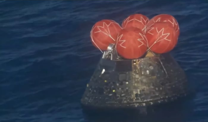 La cápsula Orión en las aguas del Océano Pacífico