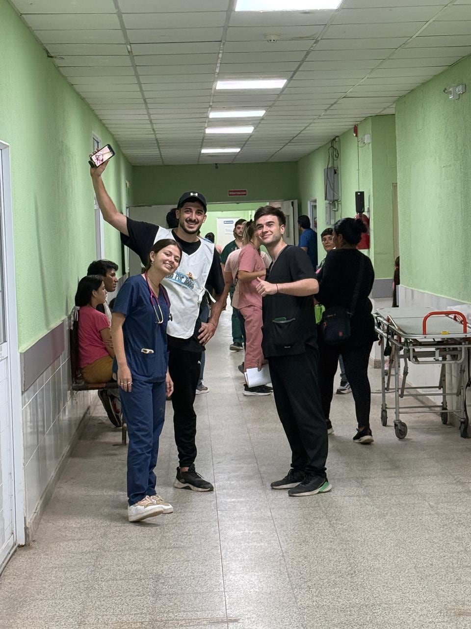 Exequiel Margonari, voluntario agredido en Taco Pozo, saluda, acompañado por dos médicos