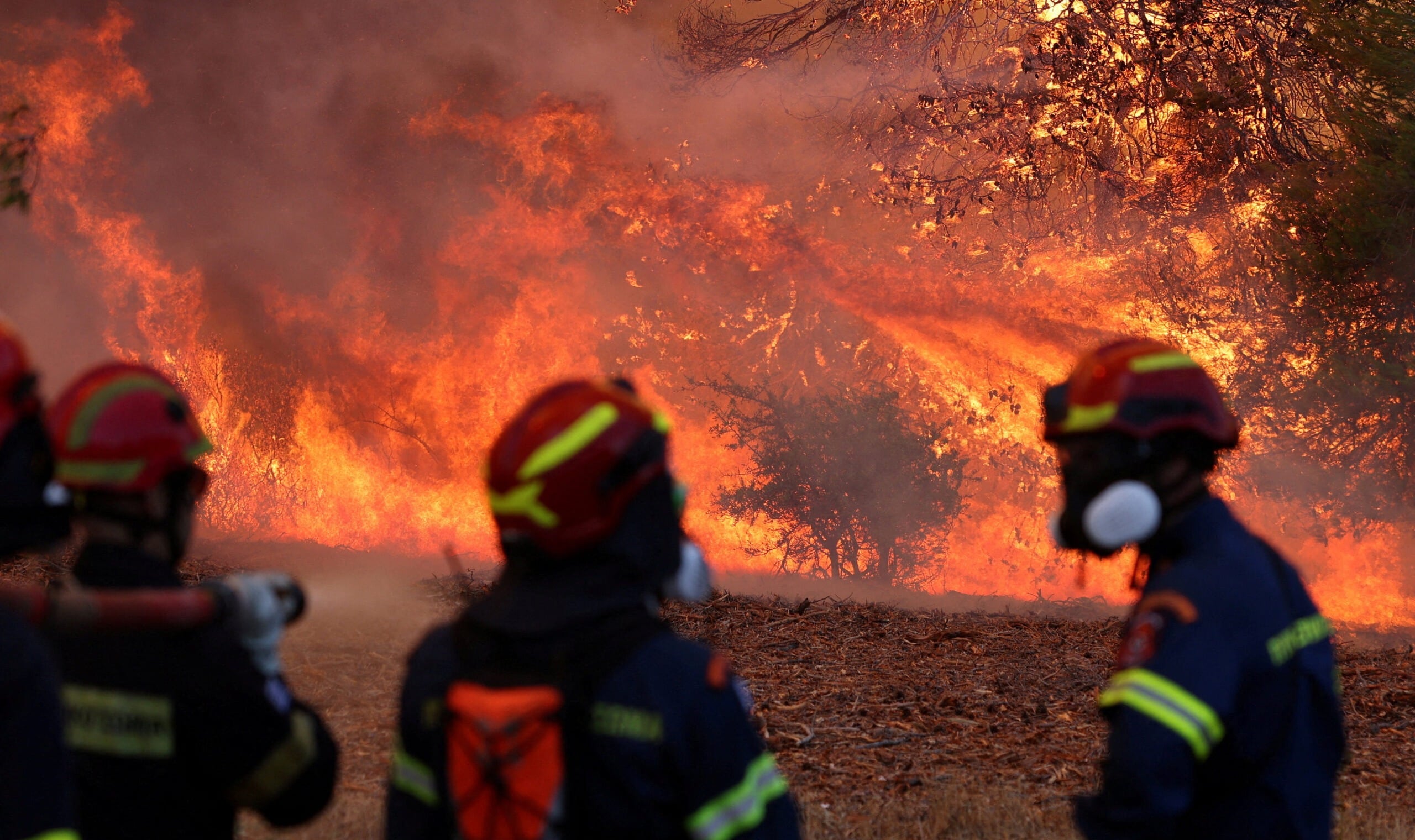 Las autoridades griegas combaten múltiples focos de incendios forestales en el país (Foto Kathimeriní)