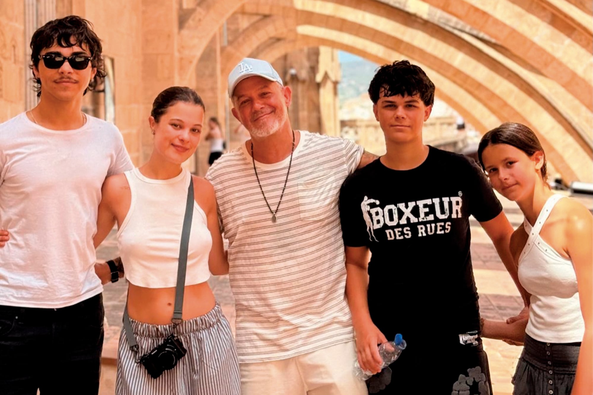 El cantante junto a sus cuatro hijos, Alexander, Manuela, Dylan y Alma