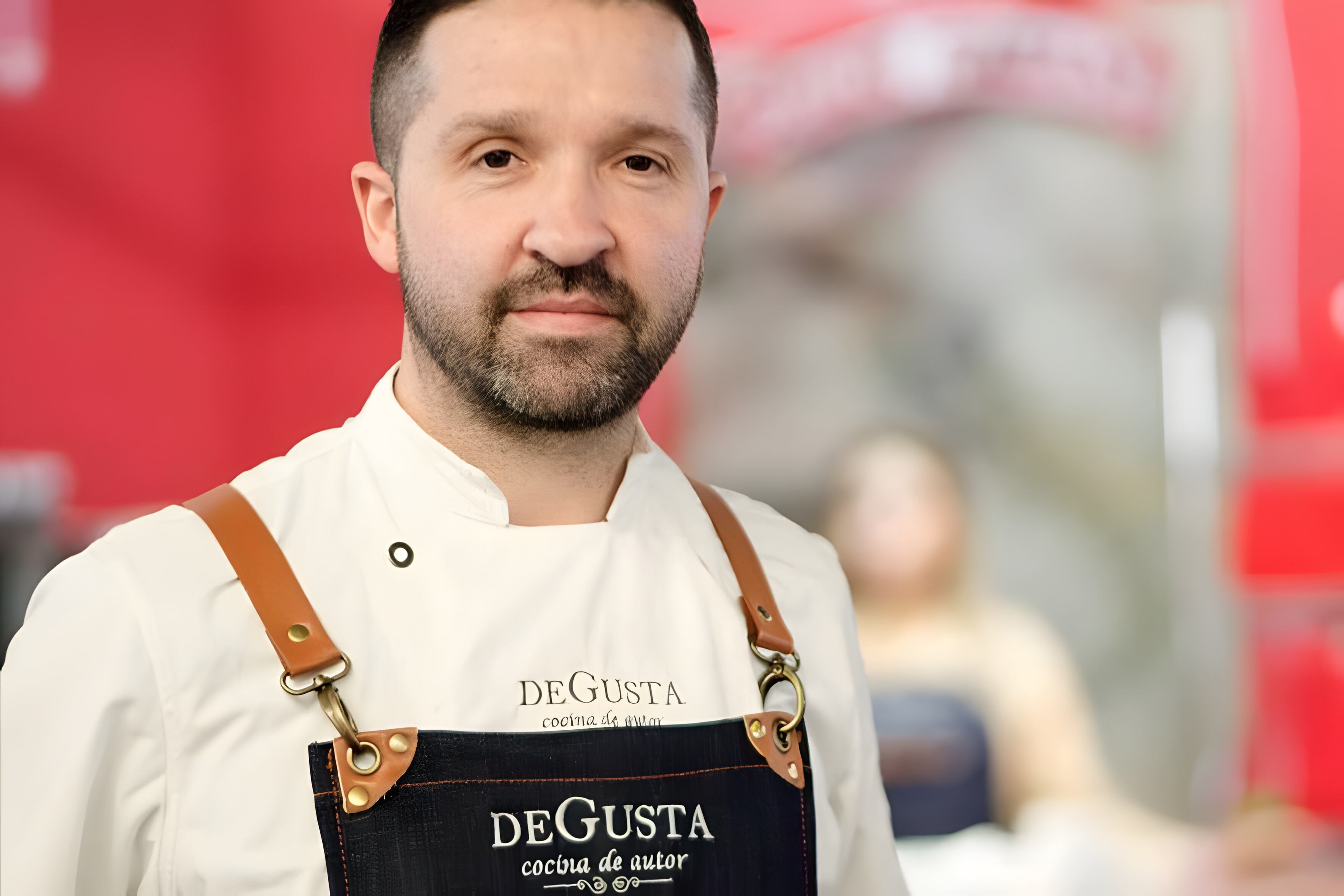 El restaurante se llama así por un juego de palabras entre el nombre del chef y el degustar las comidas.