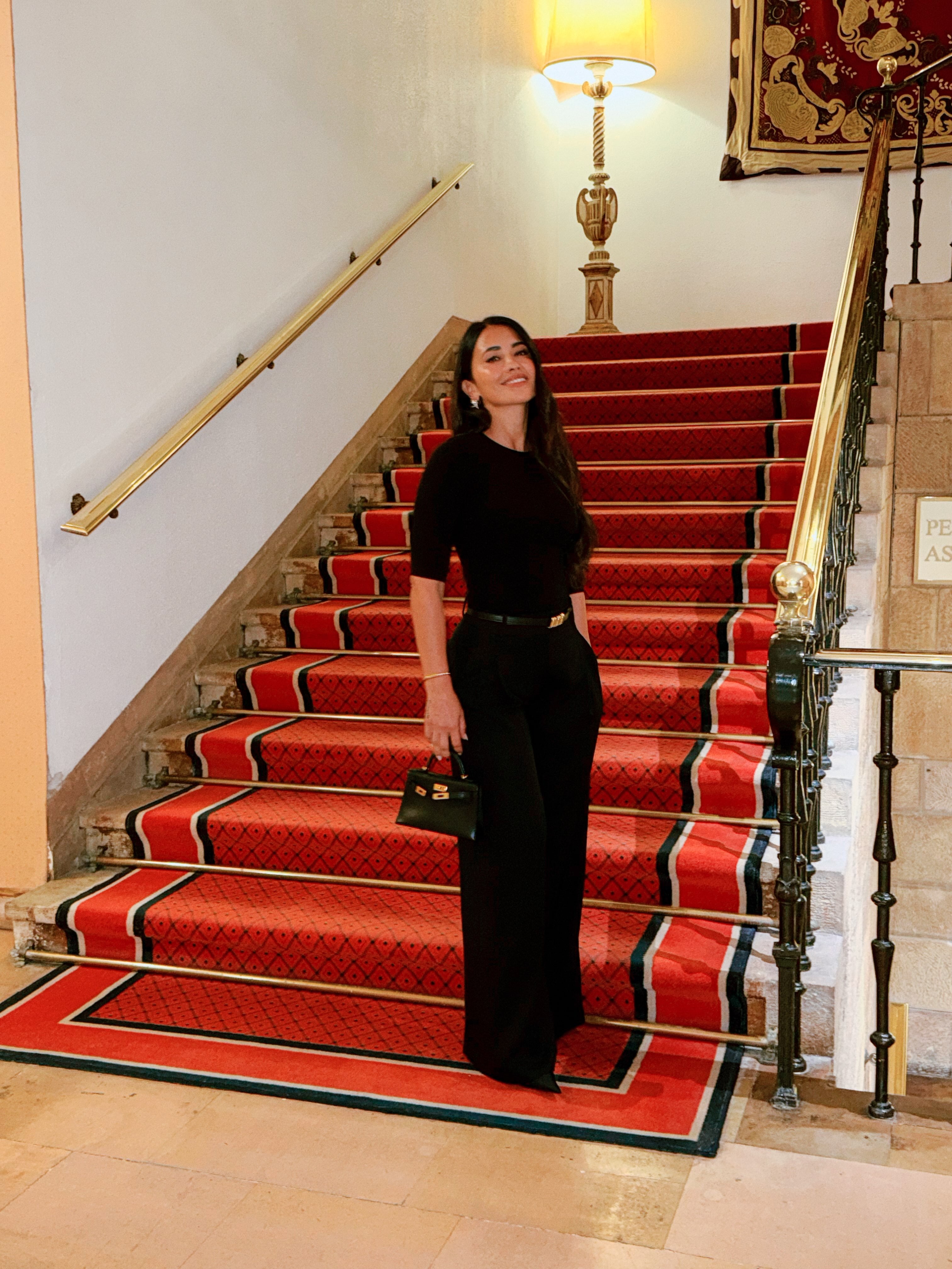 Para el primer día en Oviedo, Roccuzzo se lució con un elegante look total black de top, pantalón sastrero y zapatos altos en punta (Foto: Instagram @antonelaroccuzzo)