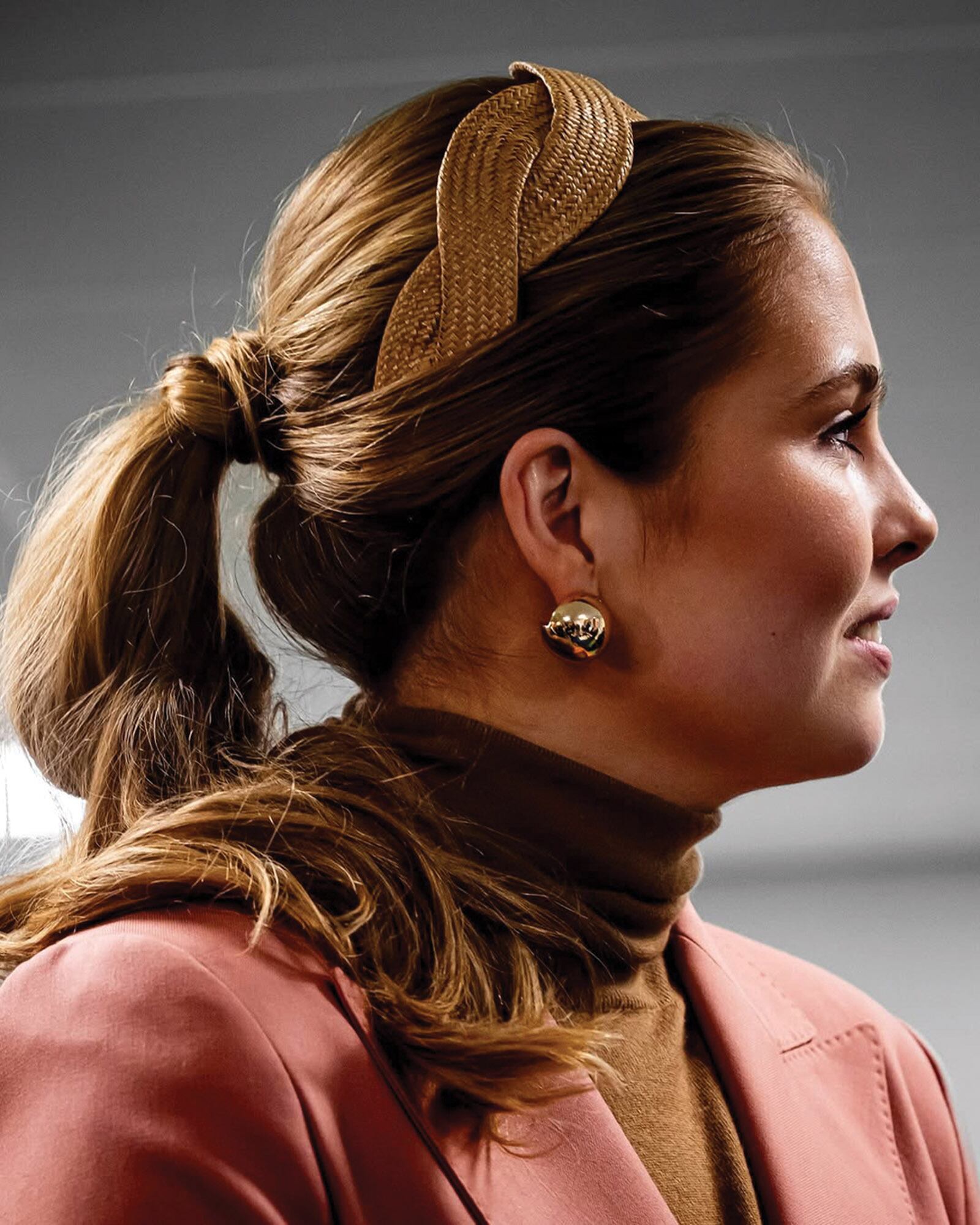 Amalia llevó el pelo recogido con una cola de caballo y una diadema de rafia. También le sumó a su look aros dorados.