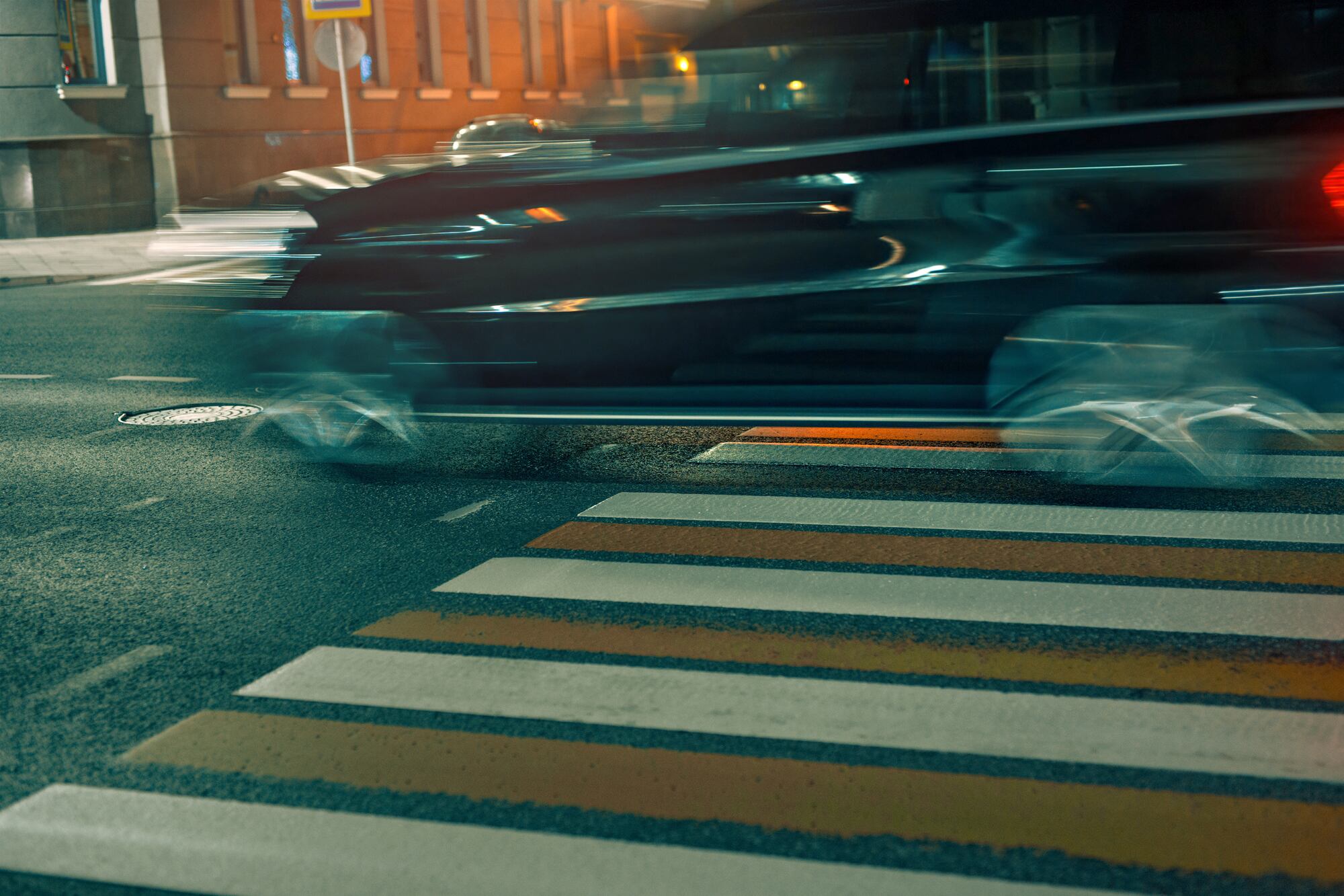 Edwards propone campañas de información pública, así como la implementación de tecnologías como el frenado autónomo de emergencia.