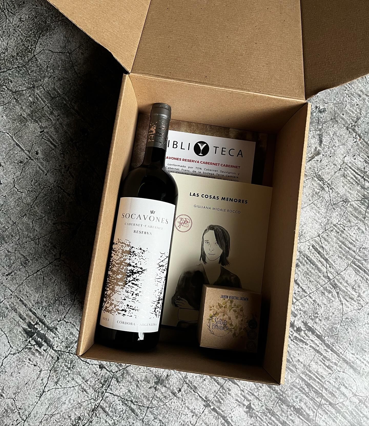 Cada caja de incluye una selección de vinos, un texto literario y un objeto sorpresa