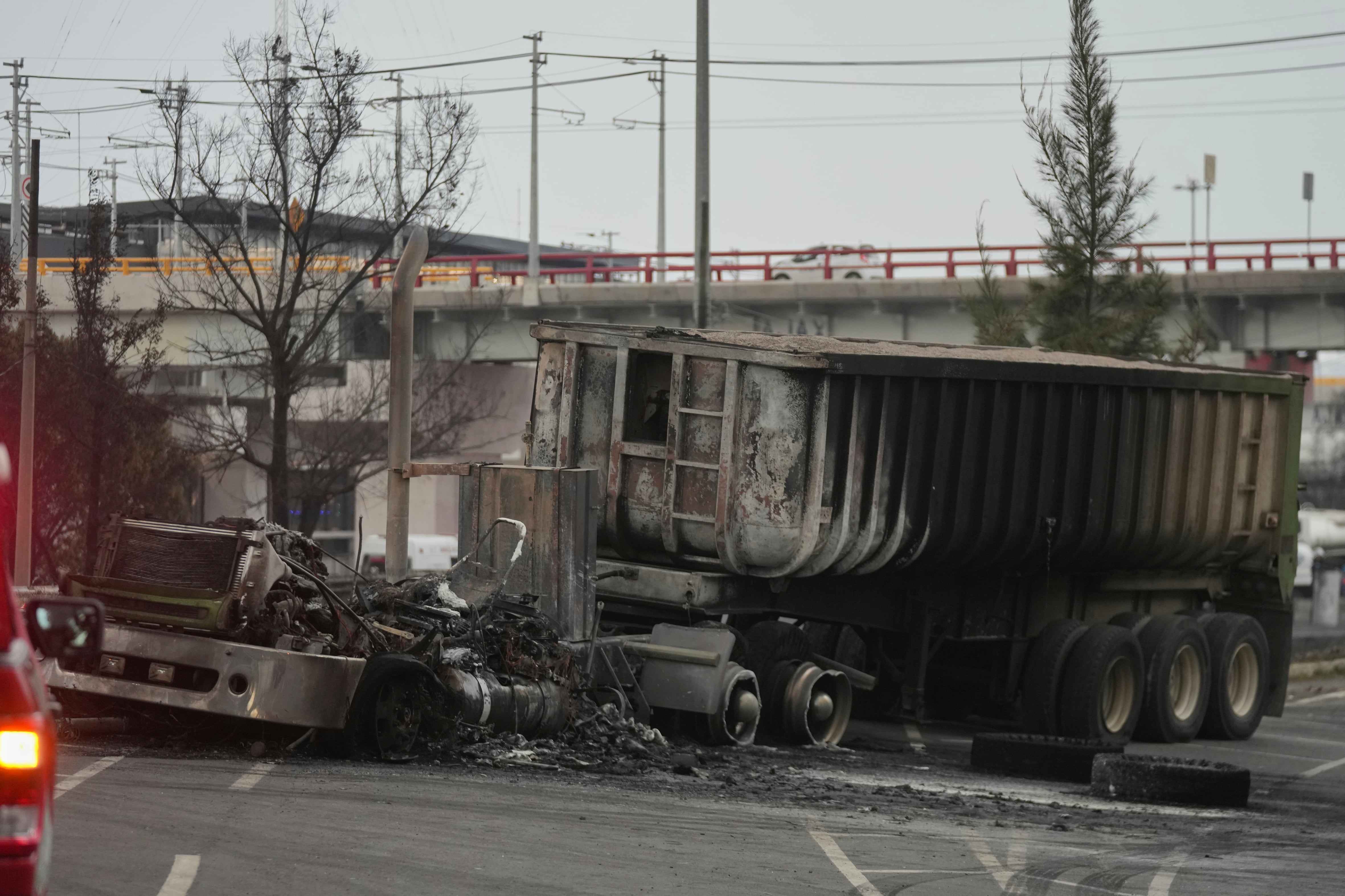 Un camión dañado en el lugar de la explosión de un camión cisterna de gas en la Ciudad de México, miércoles, 10 de septiembre de 2025
(AP Foto/Fernando Llano).