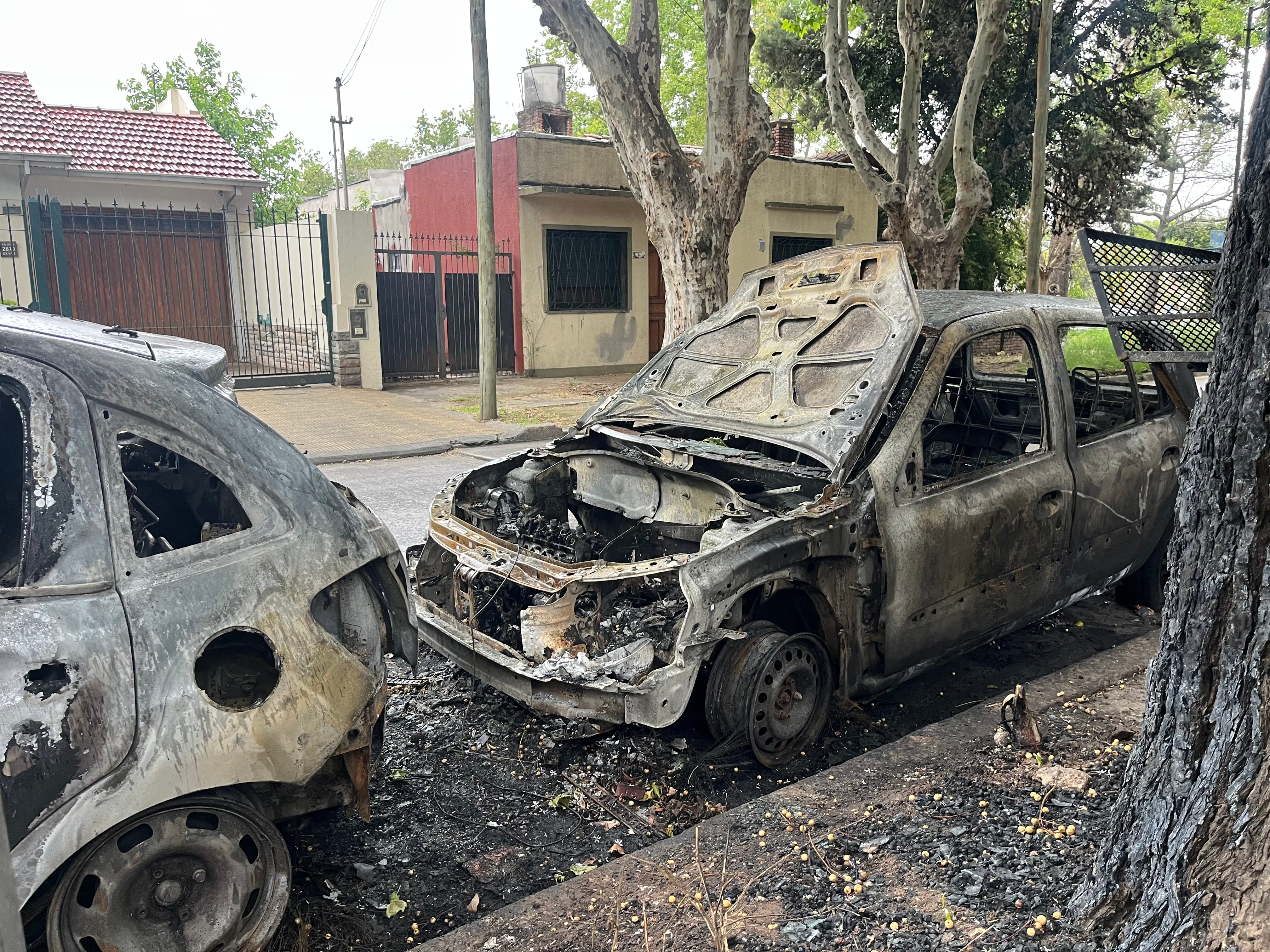 Los reiterados ataques de quemacoches preocupan a los vecinos de un barrio del conurbano