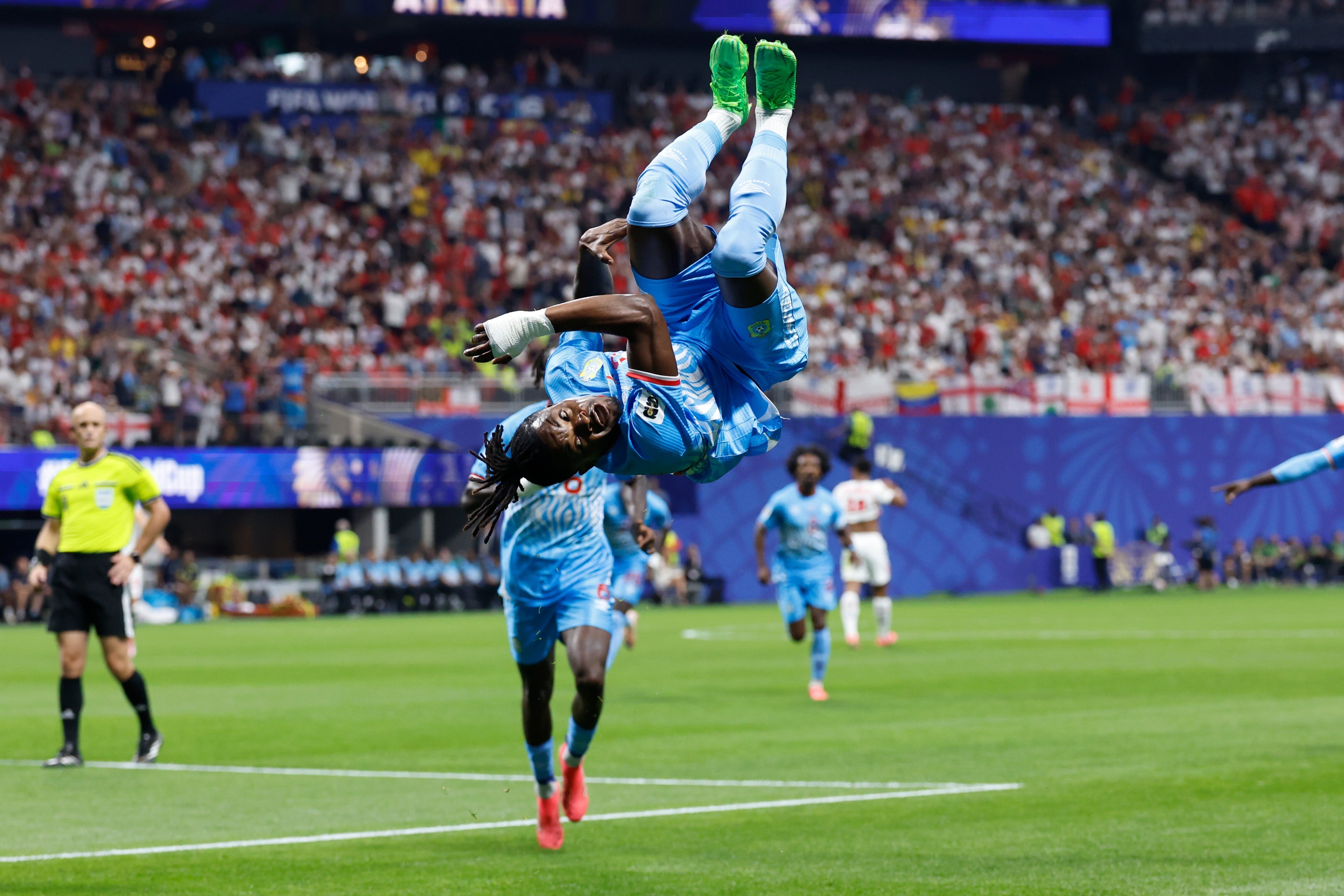 Brian Cipenga festeja con una pirueta la sorpresiva conquista de RD Congo contra Inglaterra, a los siete minutos de la primera parte