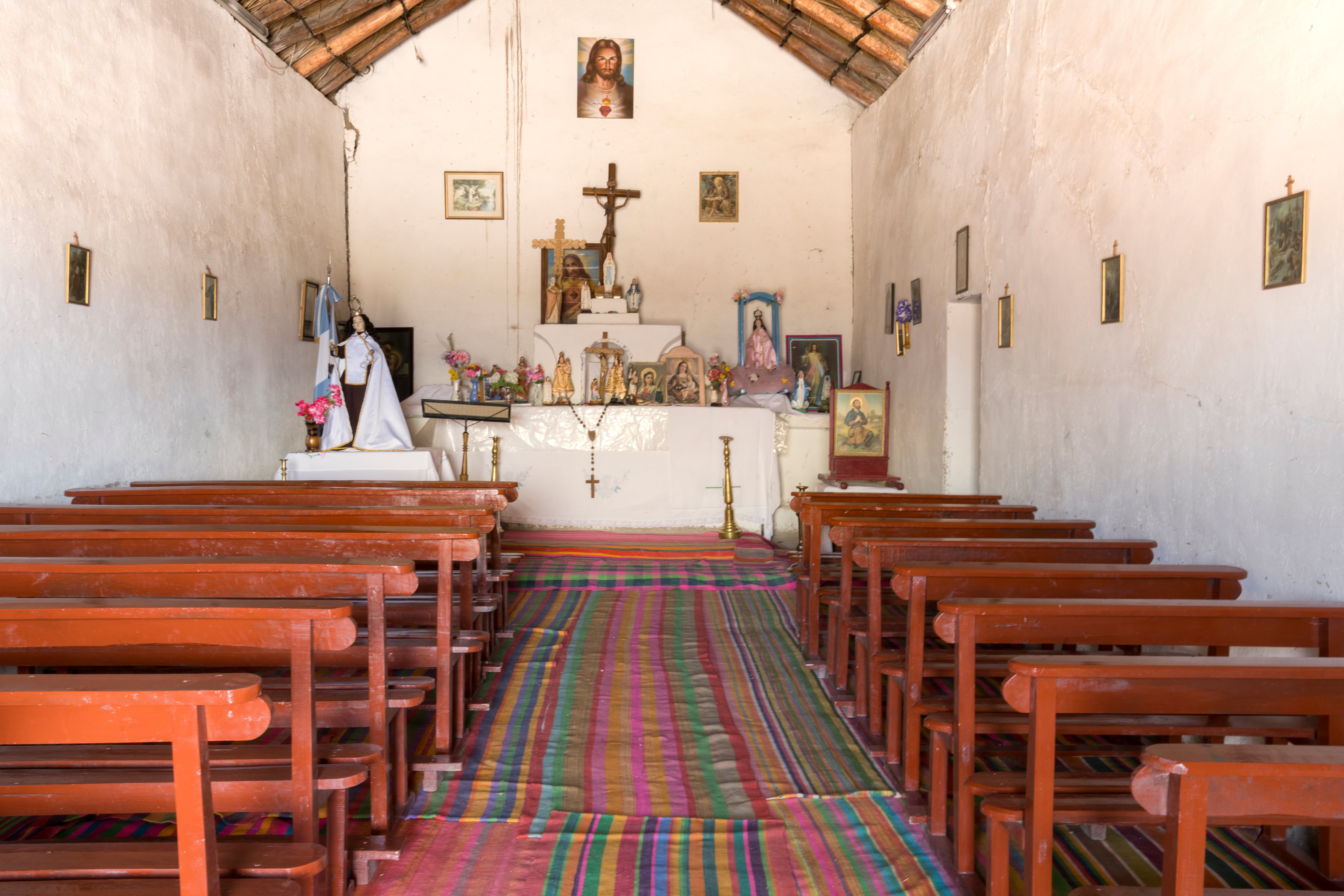 En el interior se observa la imagen de la Virgen del Carmen, traída desde Cuzco