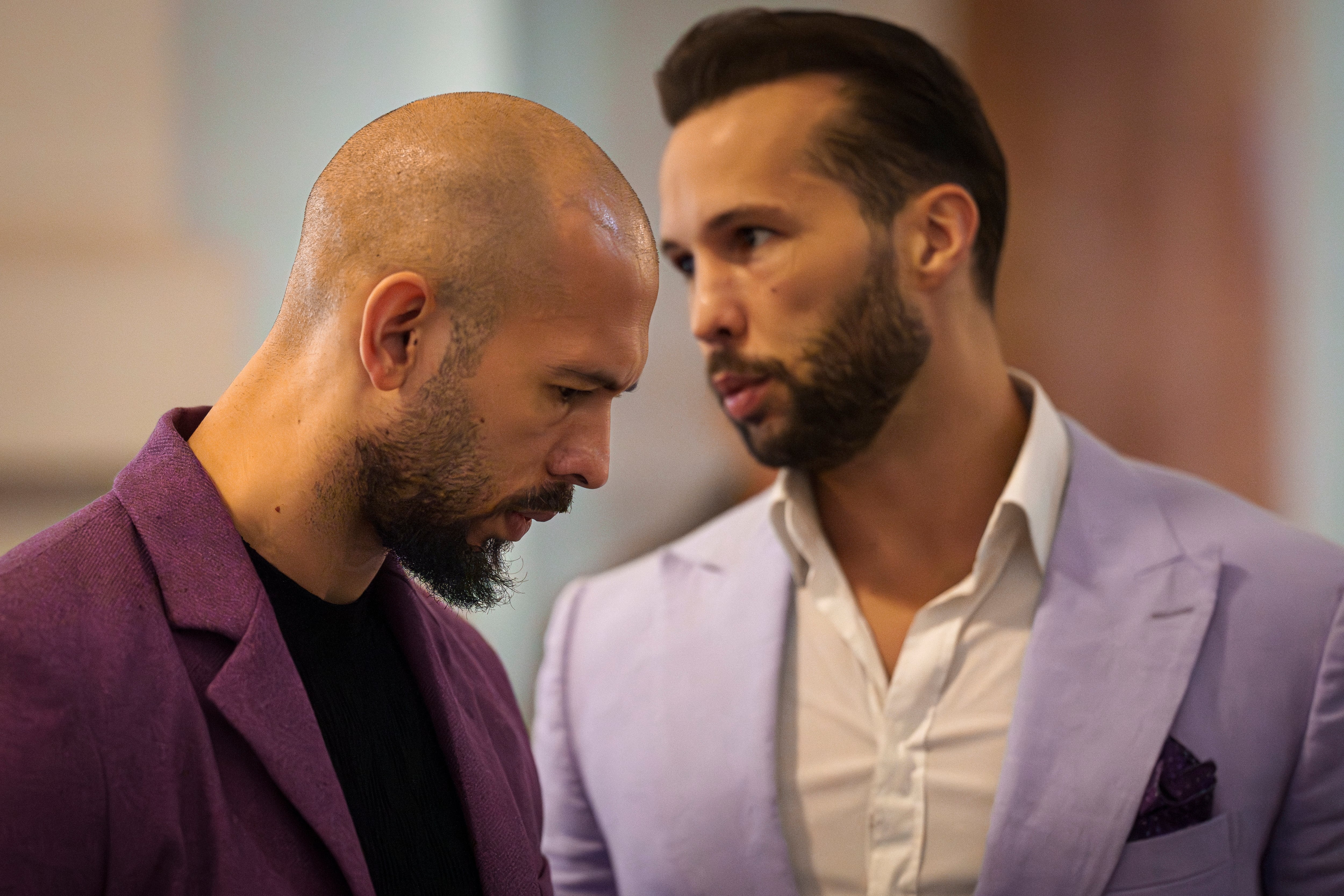 Andrew y Tristan Tate fueron detenidos en Estados Unidos por cargos de violación, trata y explotación sexual