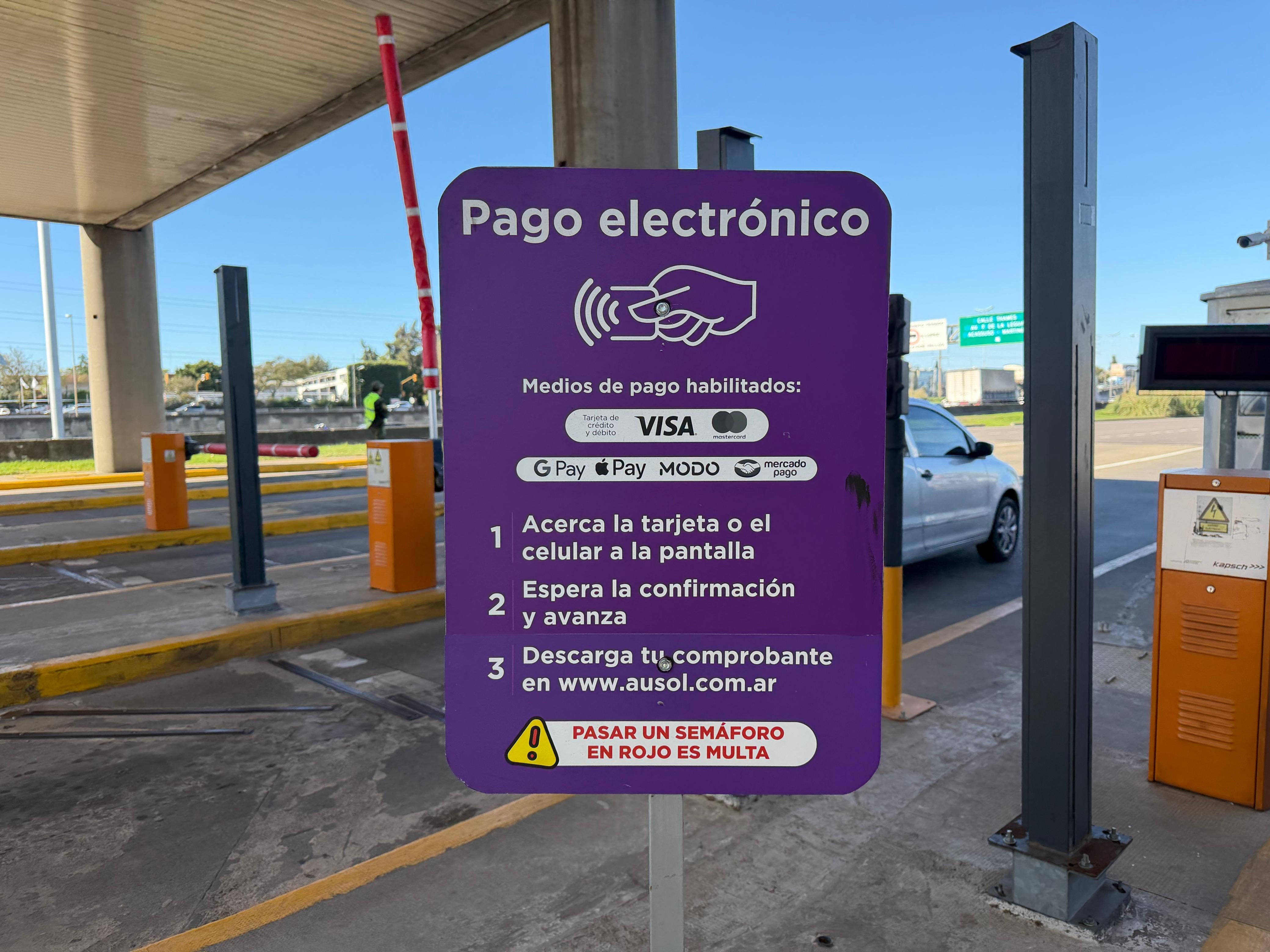 El usuario debe dirigirse a la cabina señalizada en color violeta