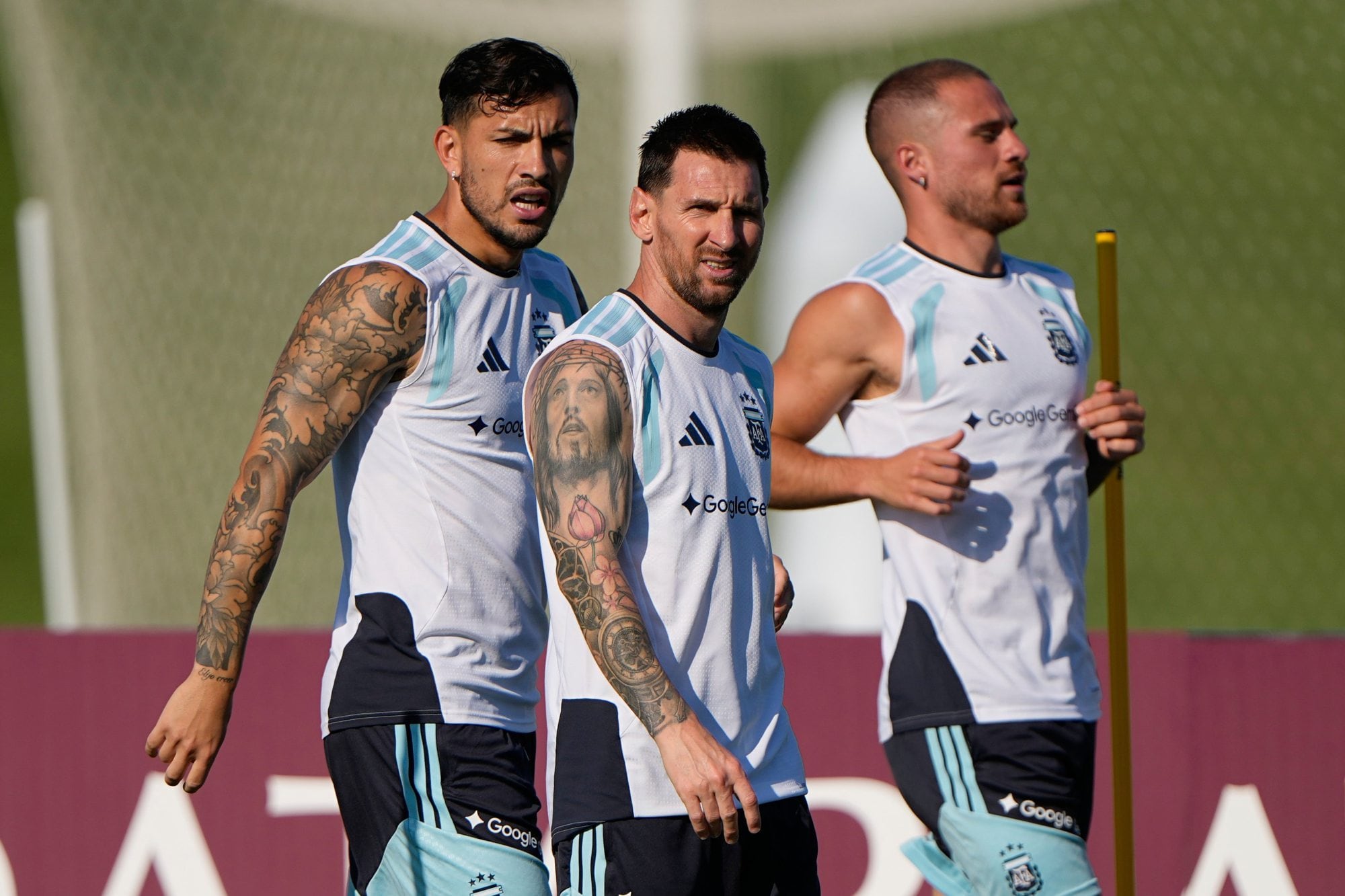Paredes, Messi y Alexis Mac Allister durante un entrenamiento de la selección nacional
