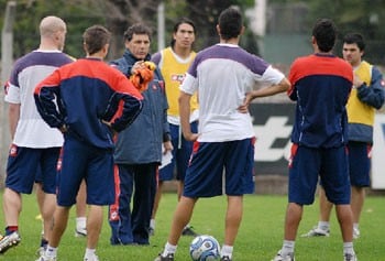 Días azulgranas: una imagen de Miguel Ángel Russo en una práctica de San Lorenzo en 2008