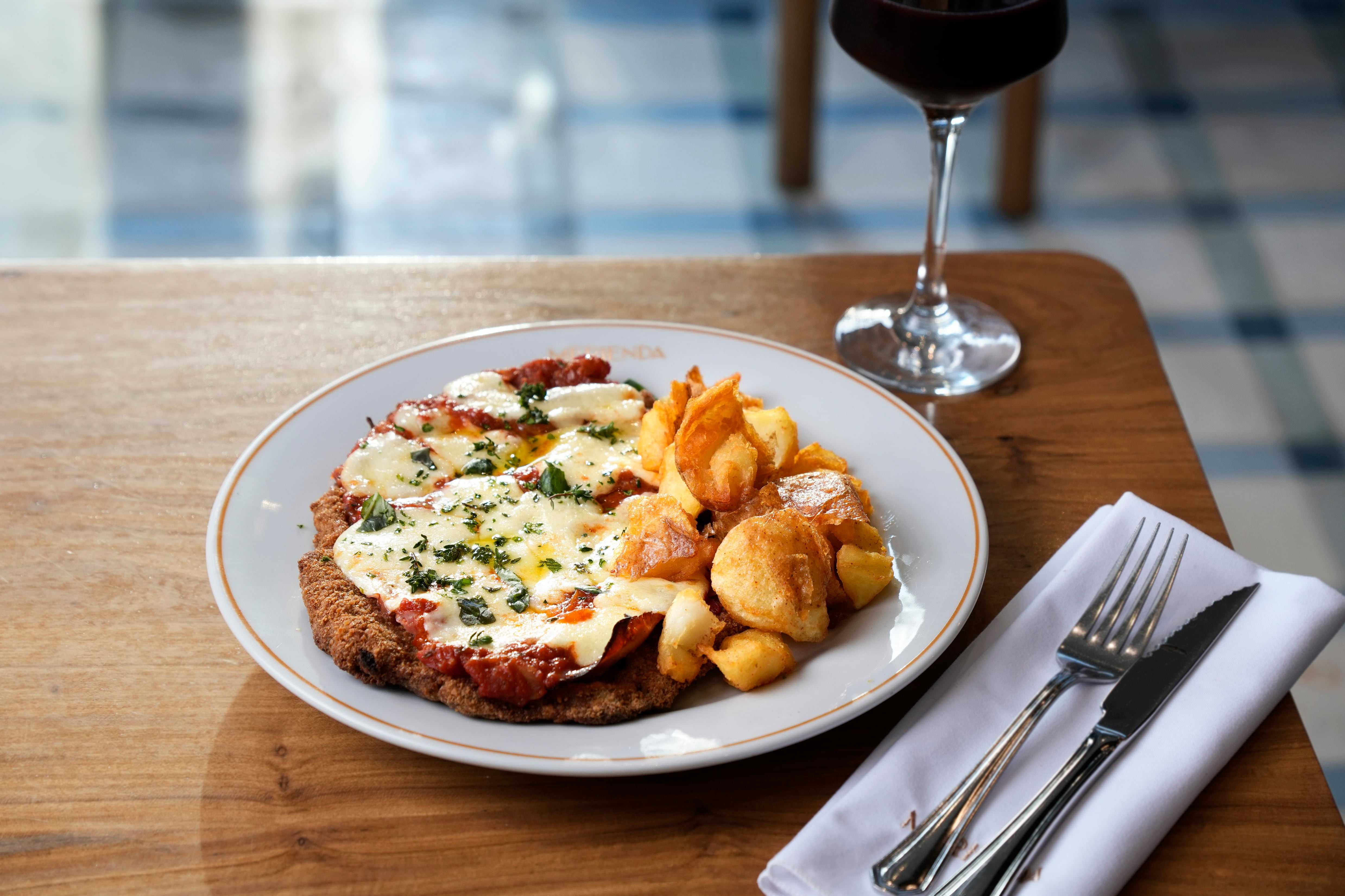 Milanesa a la napolitana con papas, una de las opciones para almorzar