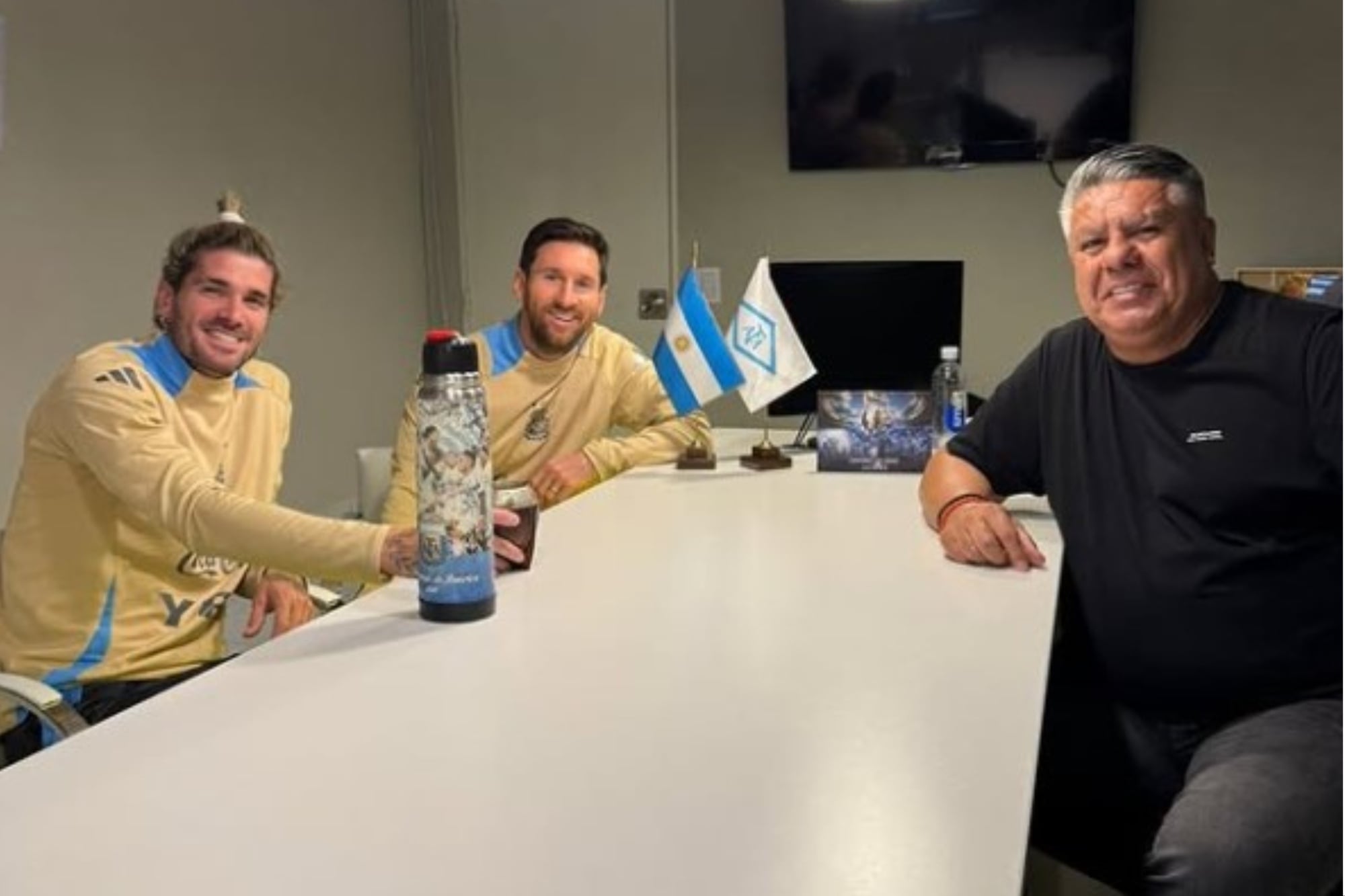 La clásica foto entre Tapia, Messi y De Paul