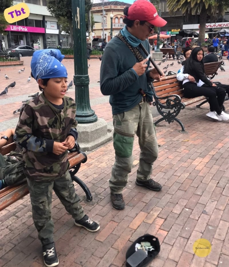 La familia recauda fondos durante el viaje cantando y tocando instrumentos