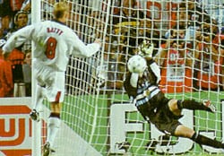 Carlos Roa detiene el penal decisivo, del inglés David Batty, y permite a Argentina avanzar a los cuartos de final del Mundial Francia 1998.