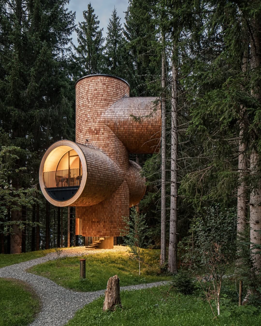 Esta propiedad tiene forma de un tronco del que brotan ramas