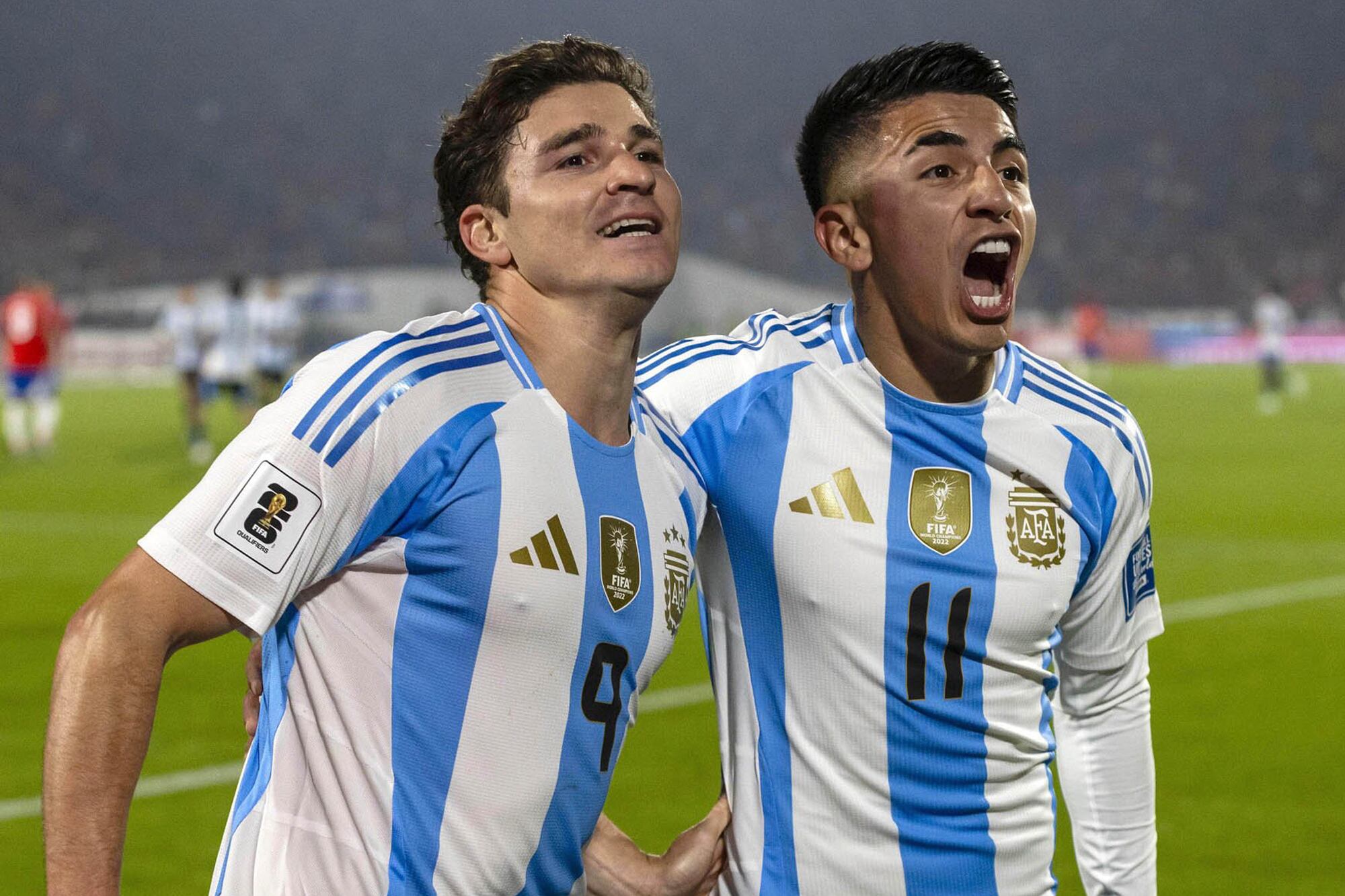 Julián Álvarez celebra su golazo junto a Thiago Almada, que lo asistió; con ese tanto, Argentina se aseguró el primer puesto final en la eliminatoria.