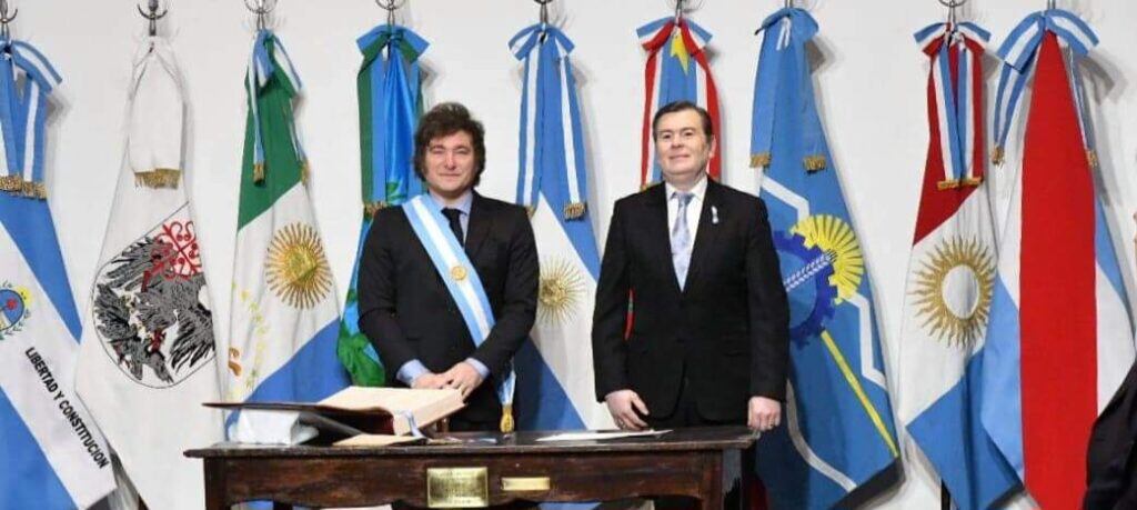 Javier Milei y Gerardo Zamora, durante la firma del Pacto de Mayo