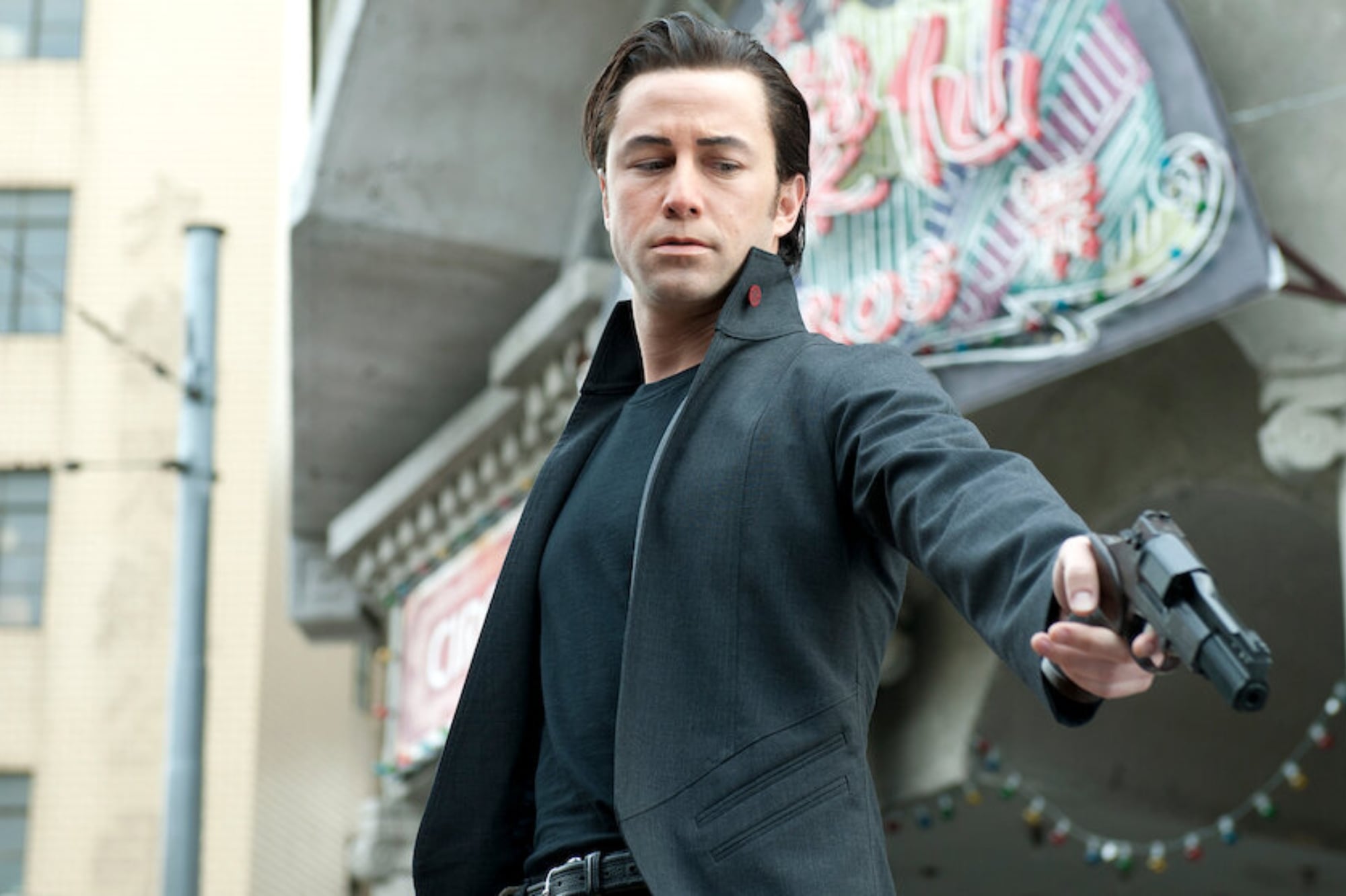 En Looper, Joseph Gordon-Levitt interpretó la versión joven del personaje Joe, mientras Bruce Willis hizo lo propio en su faceta mayor