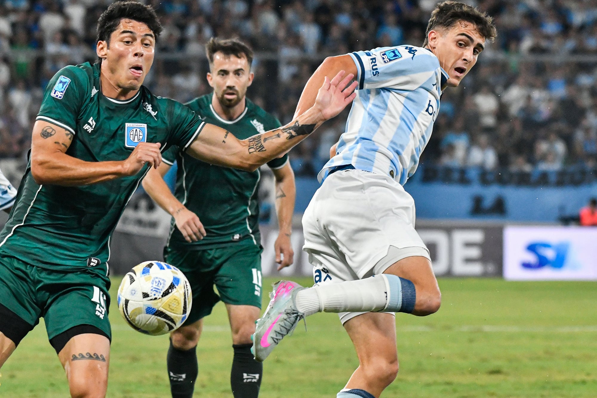 Por momentos el partido entre Racing y Estudiantes de Rio Cuarto no fue bien jugado, un reflejo de la acción entre Cannavo y Tobías Oschega