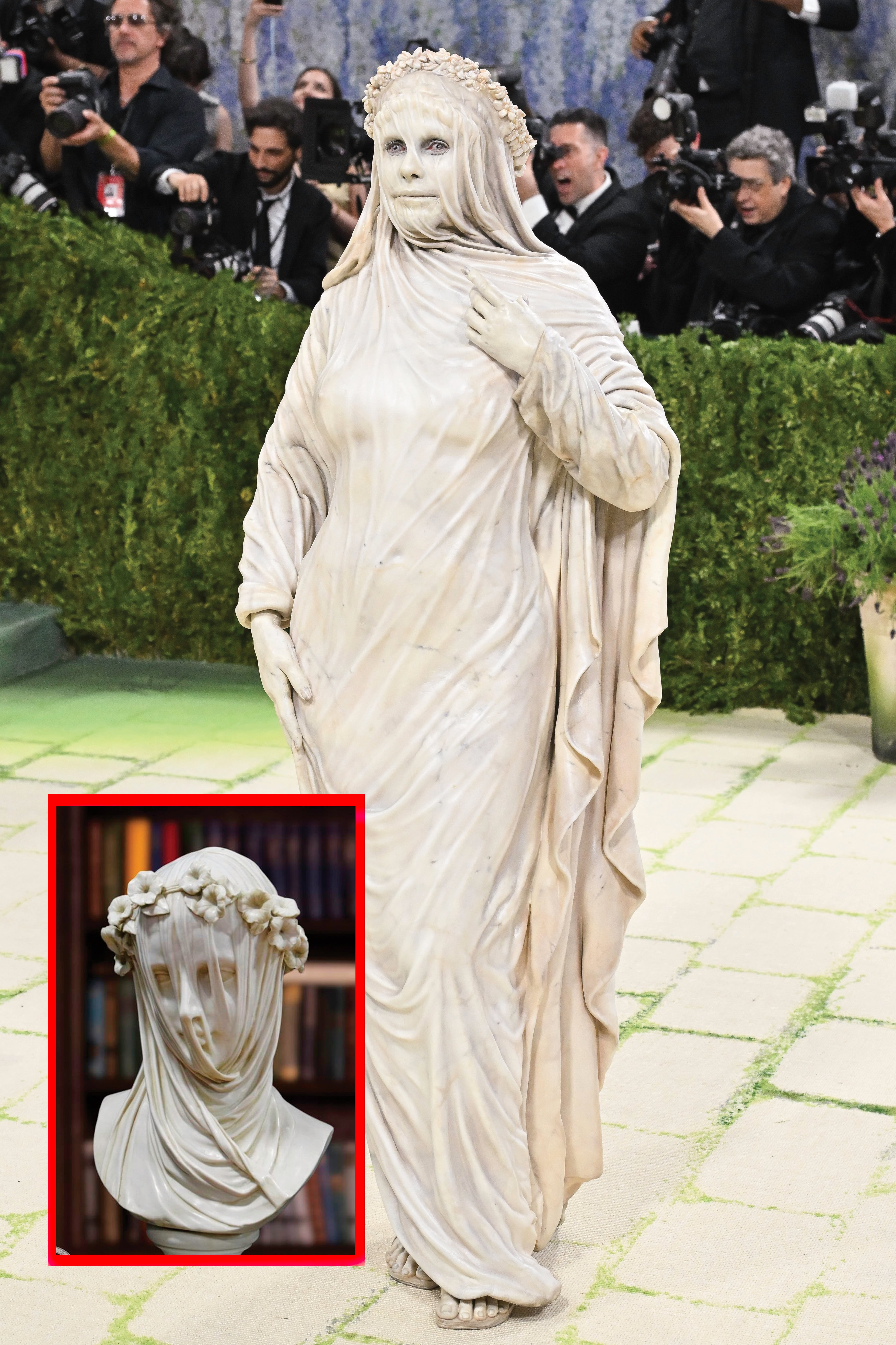 Irreconocible, Heidi Klum se convirtió en
una escultura con vida propia. Con látex, el maquillador Mike Marino trabajó emulando La vestal velada, una escultura que el italiano Raffaele Monti realizó en mármol en 1847