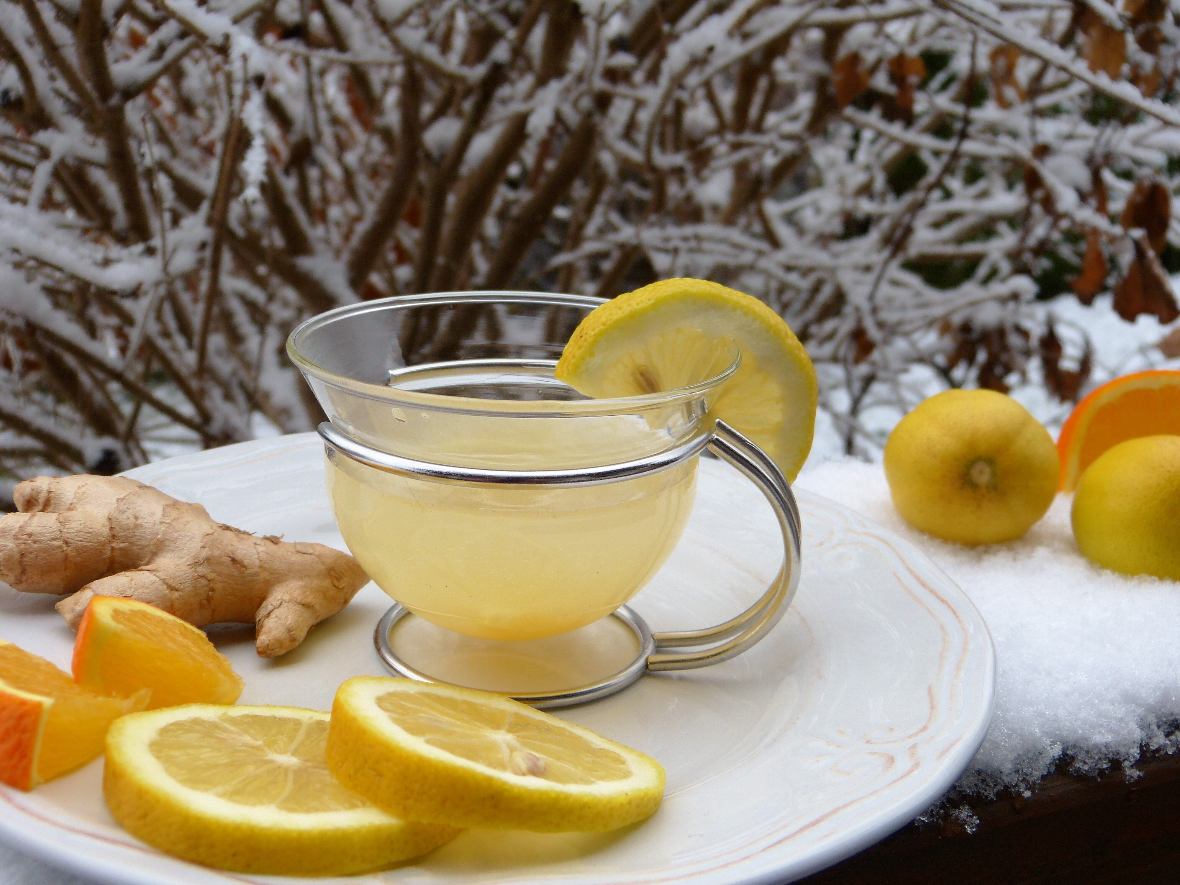 El jugo de limón y agua se puede tomar para aliviar molestias digestivas