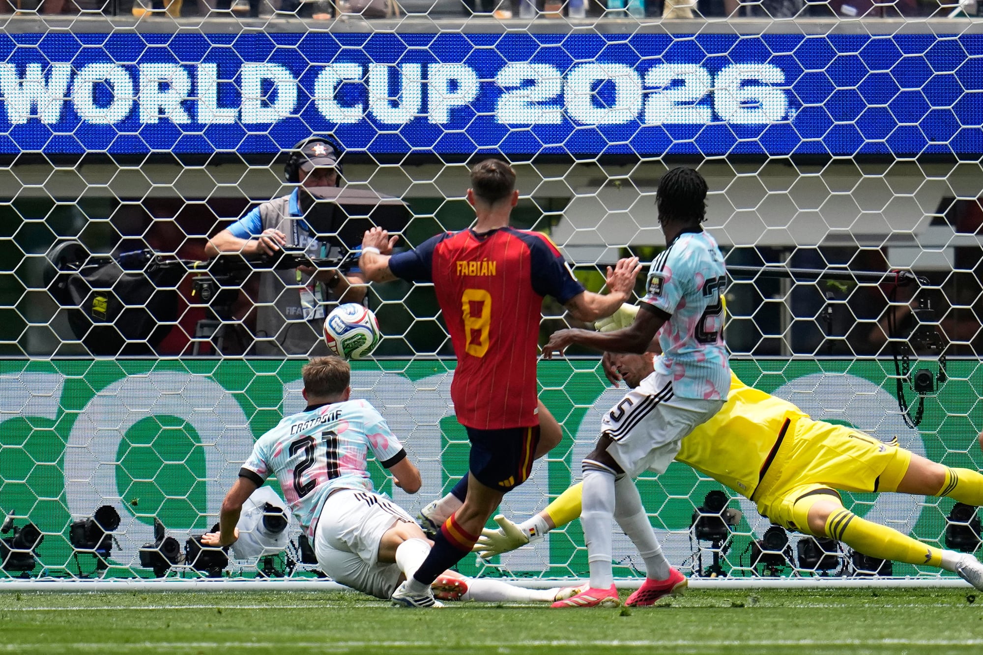 Fabian Ruiz marca e 1-0 tras el rebote que dio Courtois