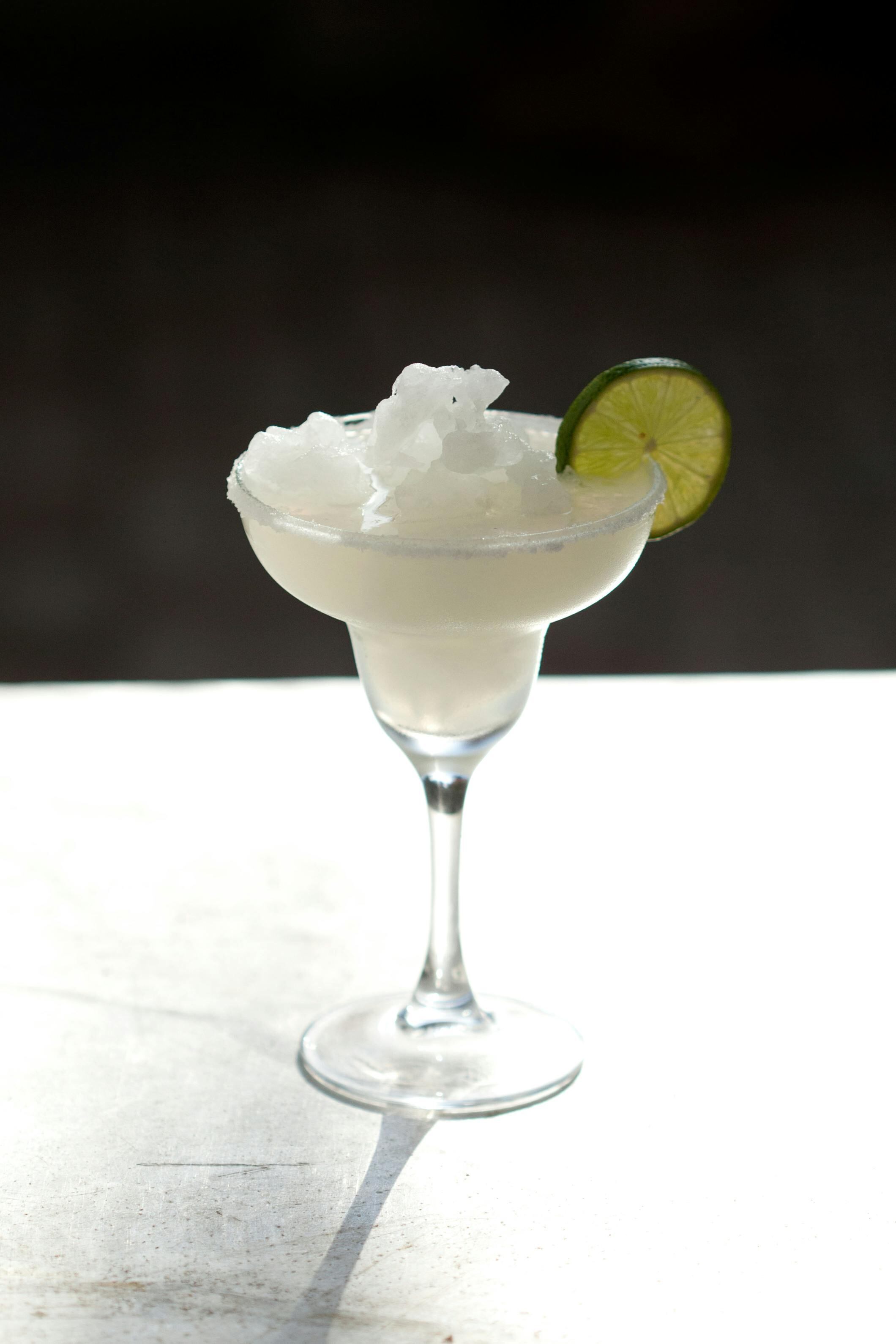 Margarita congelada, preparada con tequila, licor de naranja y jugo de limón (Pexels/Kim van Vuuren)